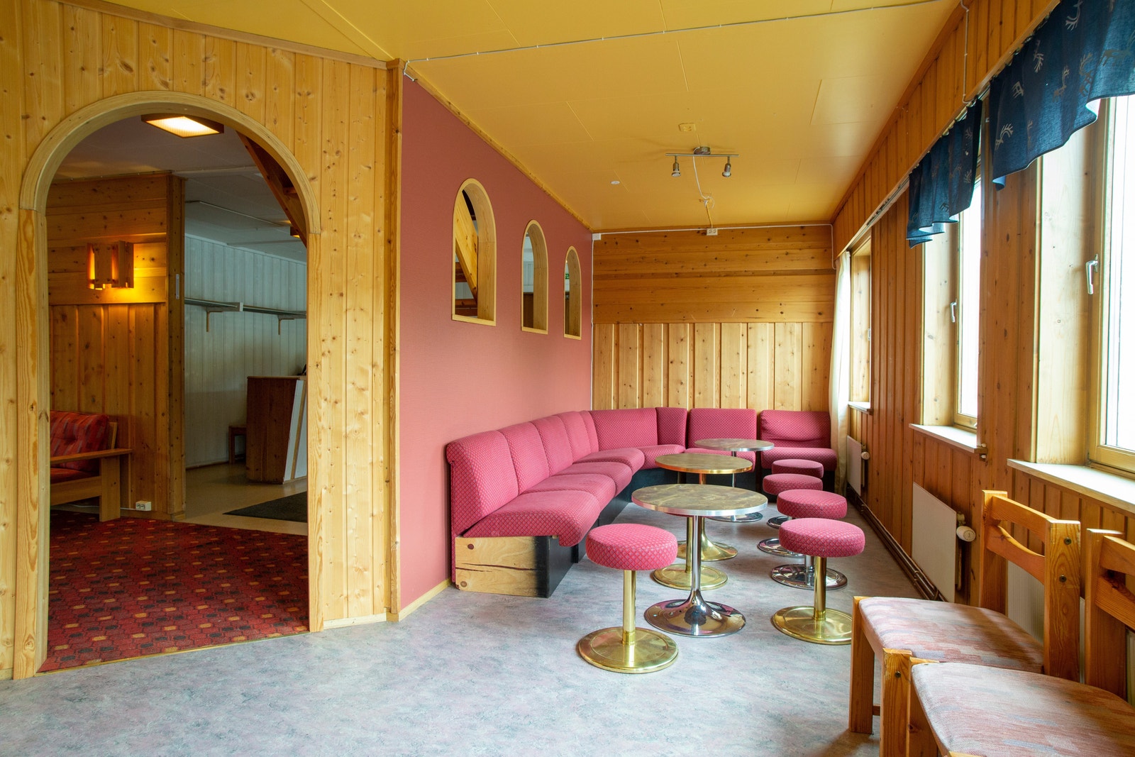 Sitteområde i baren. Galleribilde