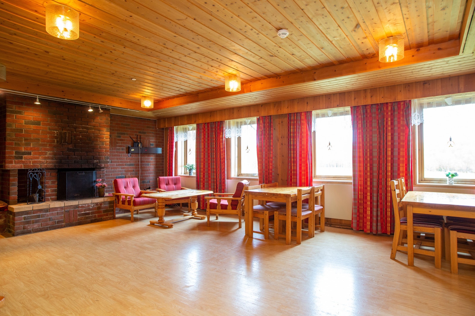 Det er to identiske peisestuer, en i hver fløy. Galleribilde