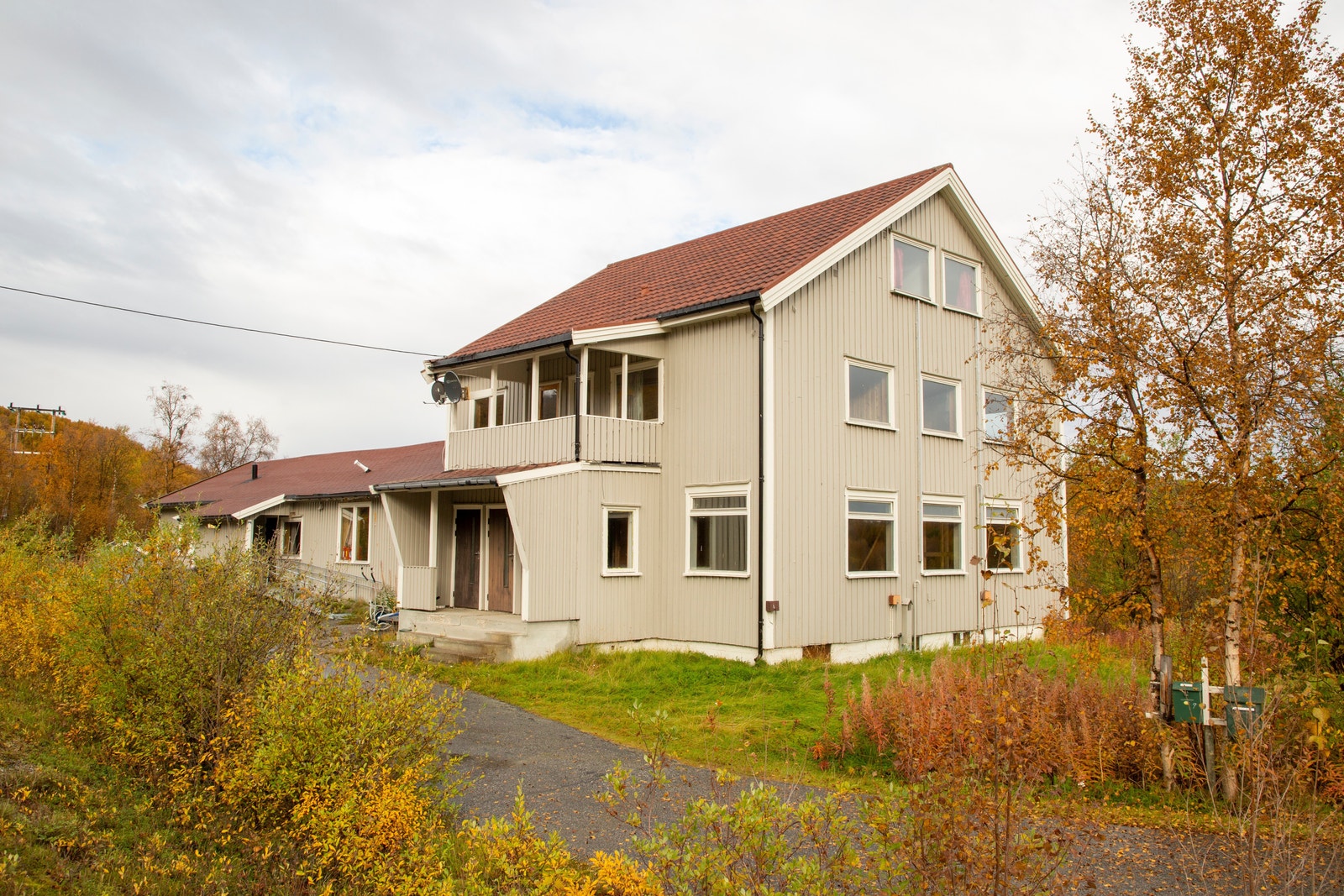 Den gamle hotellbygningen med den tidligere vaktmesterboligen (leilighet) til venstre. Galleribilde