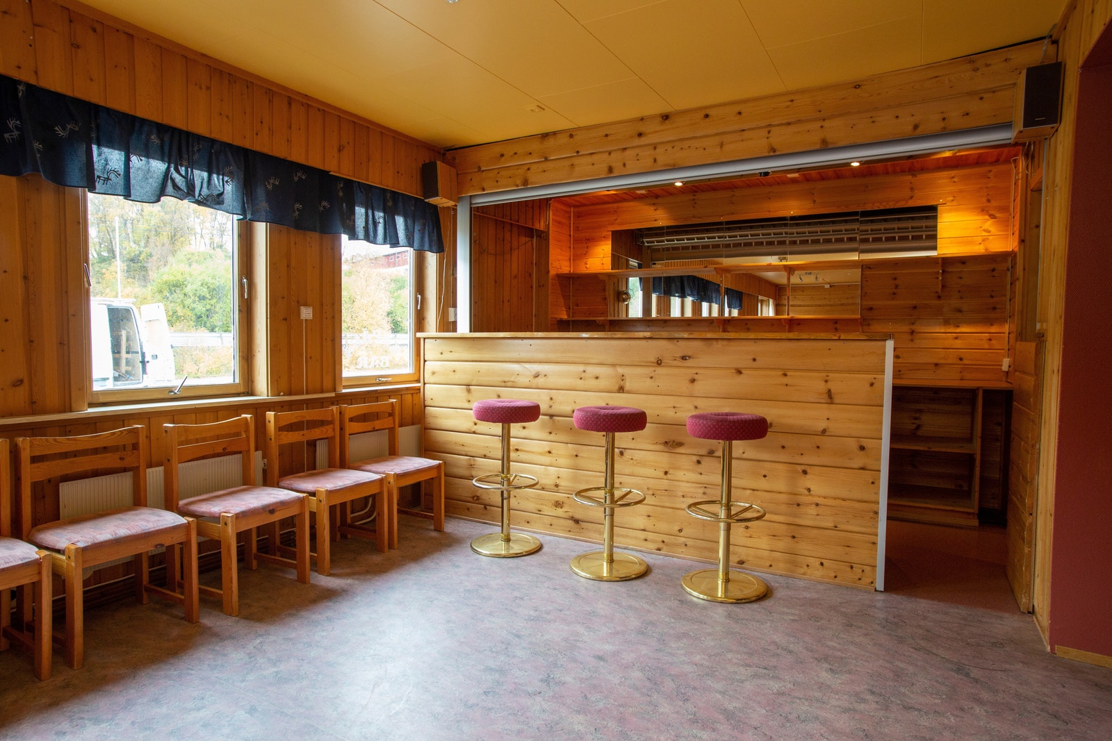 Baren ligger umiddelbart ved inngangen til hotellet og er knyttet sammen med resepsjonen og kjøkken. Galleribilde