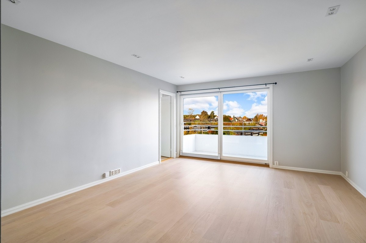 Store vinduer ut mot balkongen Galleribilde