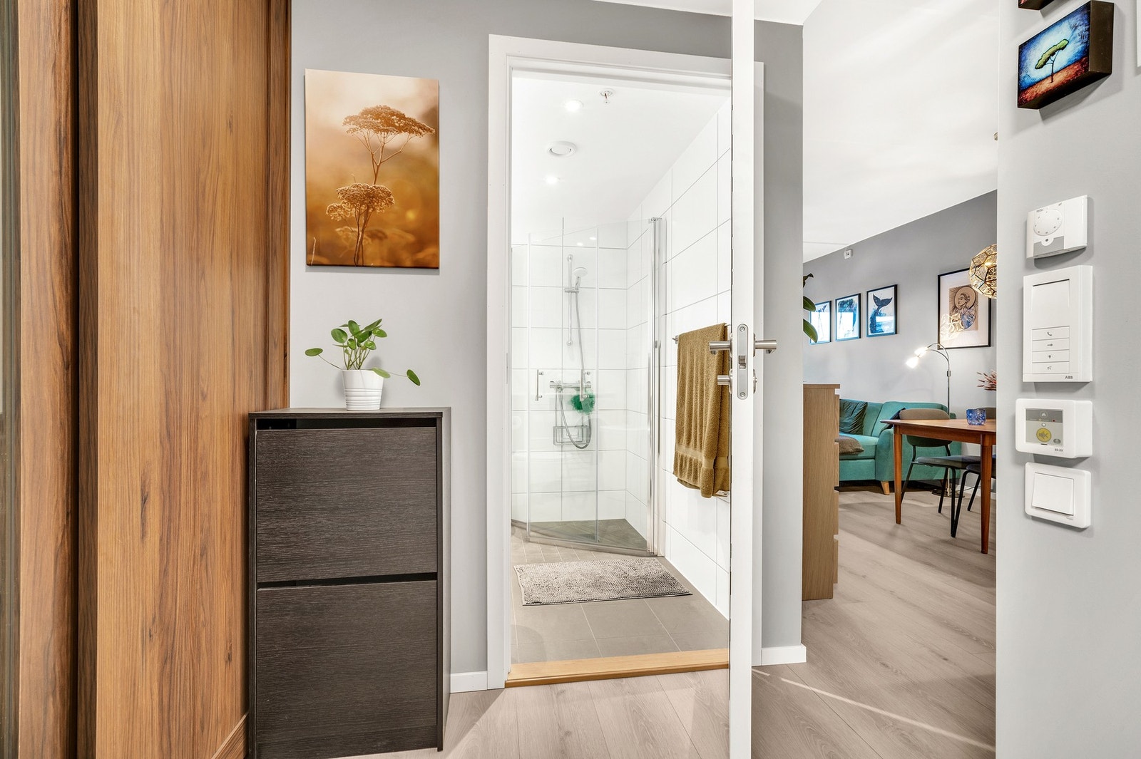 Innbydende entré innredet med skyvedørsgarderobe hvor man kan henge fra seg diverse klær og sko. Galleribilde
