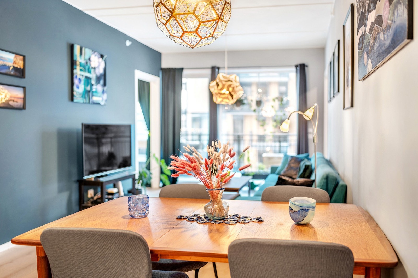 Delikat stue med god plass til både sofagruppe og spisebord. Galleribilde