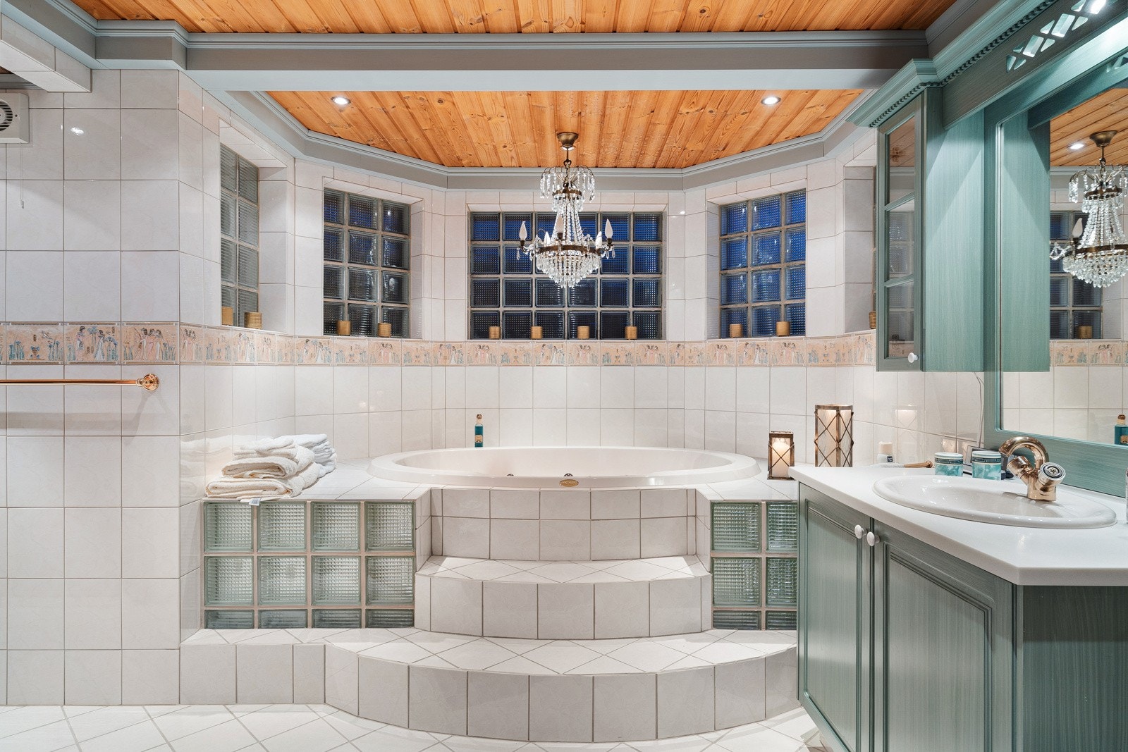 På badet har du baderomsinnredning i en lekker grønnfarge og stort overspeil. Galleribilde