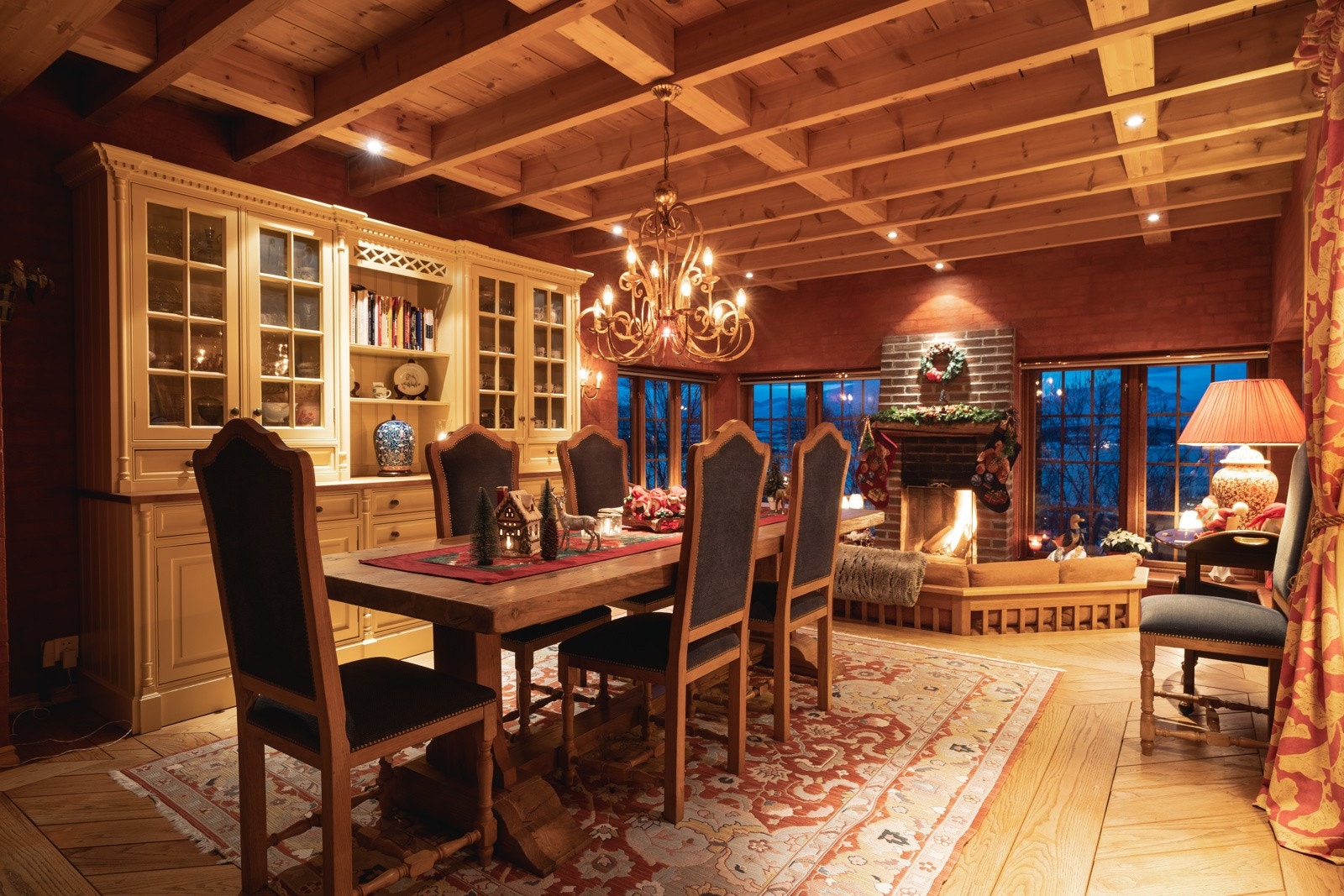 Legg merke til den lekre peisen som harmonerer med resten av detaljene i rommet. Galleribilde