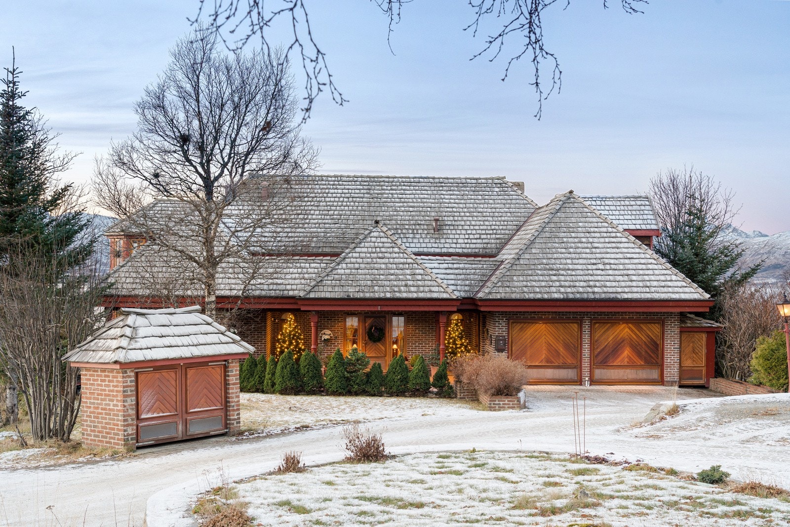 Boligen er arkitekttegnet av den kjente arkitekten Finn Sandmæl og har et herskapelig preg. Boligen er beliggende i et etterspurt område sentralt på Tromsøya! Galleribilde