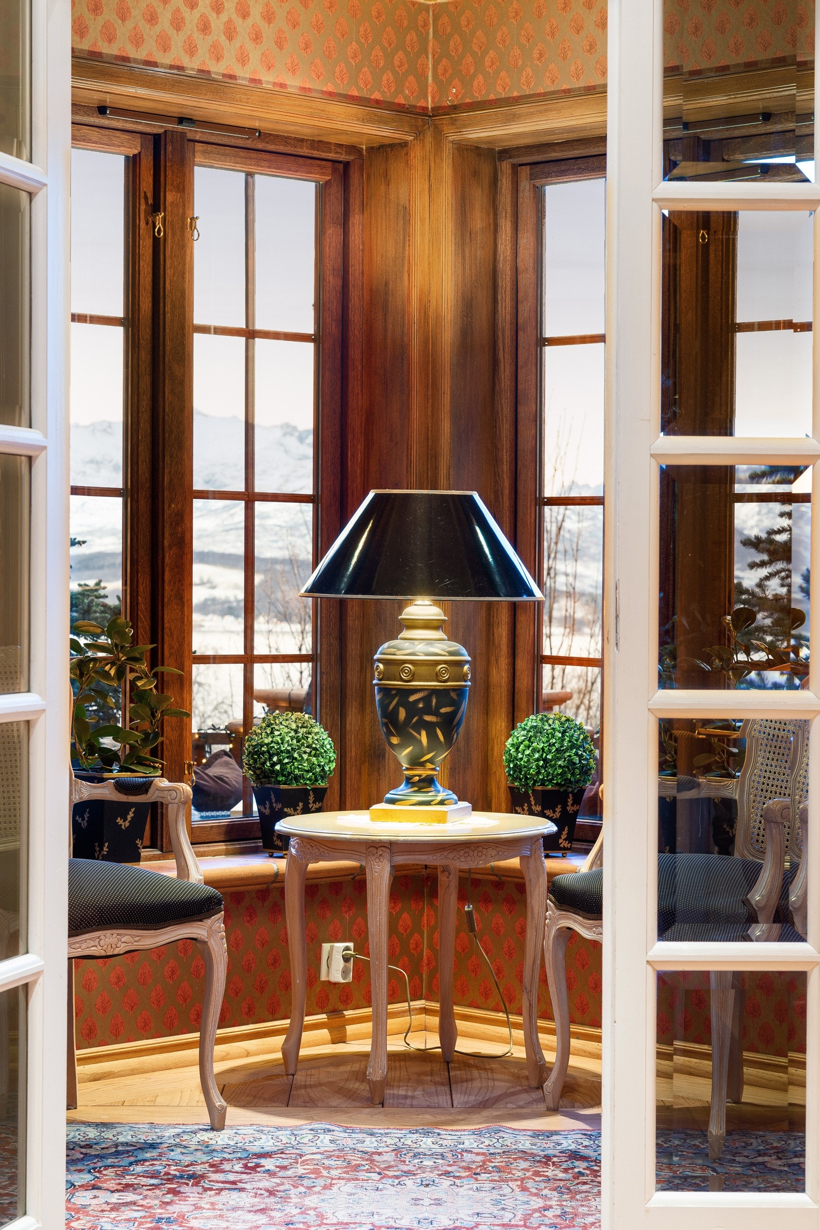 De store doble dørene sørger for en god romfølelse mellom rommene. Galleribilde