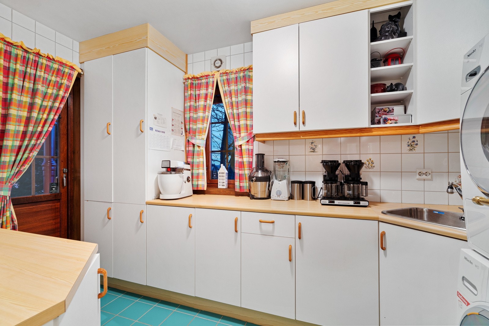 Stort og praktisk vaskerom som i dag benyttes som en kombinasjon av vaskerom og grovkjøkken. Galleribilde