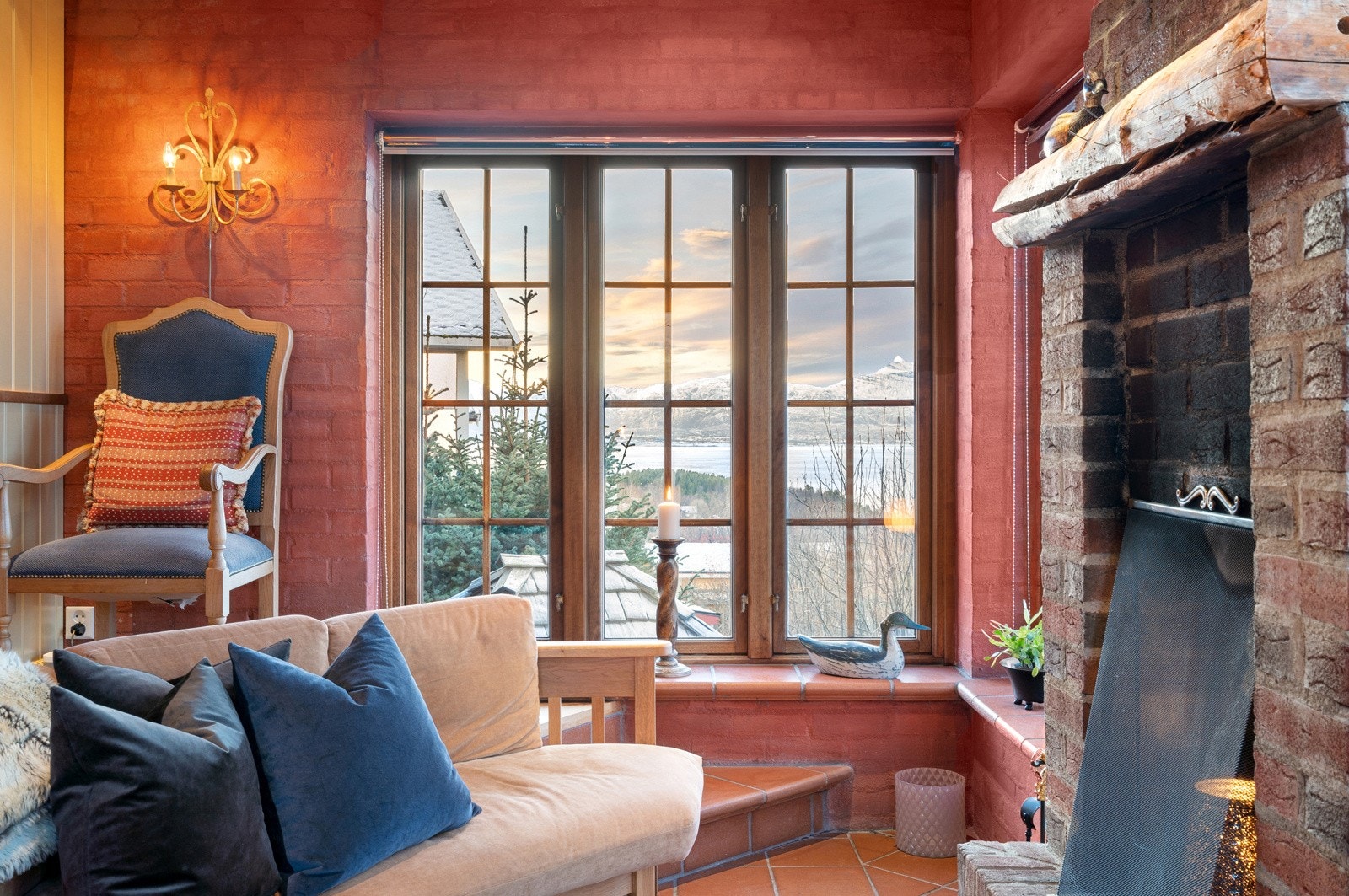 Legg merke til den lekre peisen som harmonerer med resten av detaljene i rommet. Galleribilde