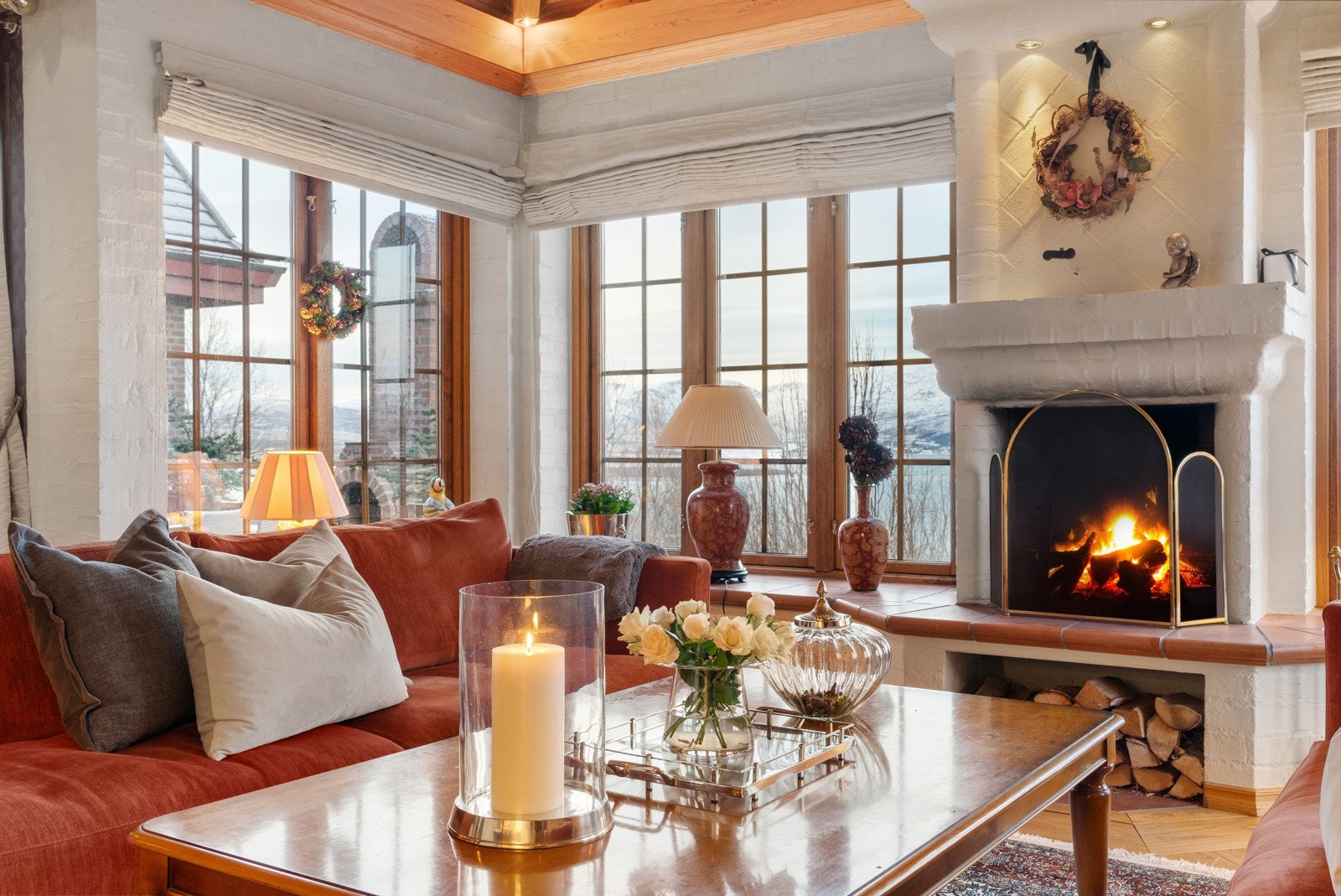 Boligen har flere stuer og svært gode allrom som legger til rette for å samle både familie og gjester. Galleribilde