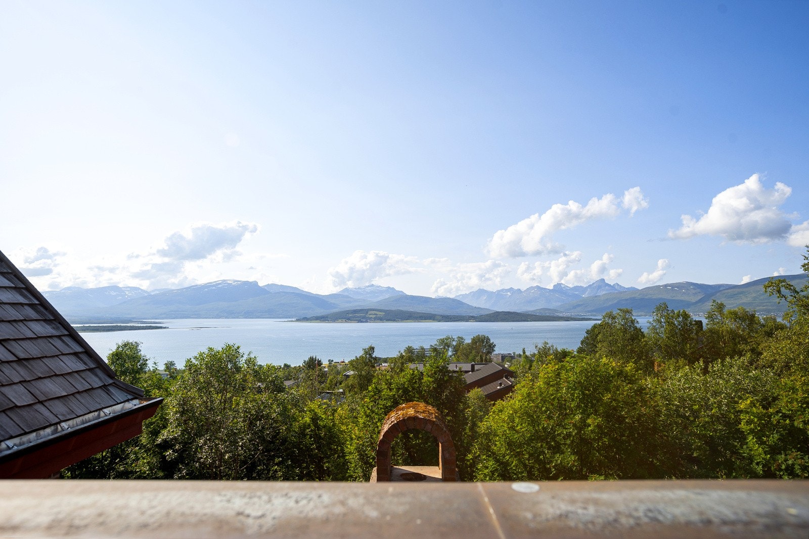 Fra boligen har du meget gode sol- og utsiktsforhold. Galleribilde