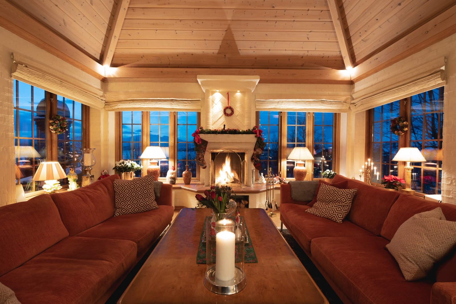 I stuen har du en svært generøs takhøyde og store vindusflater hvor du kan nyte en fantastisk utsikt! Galleribilde