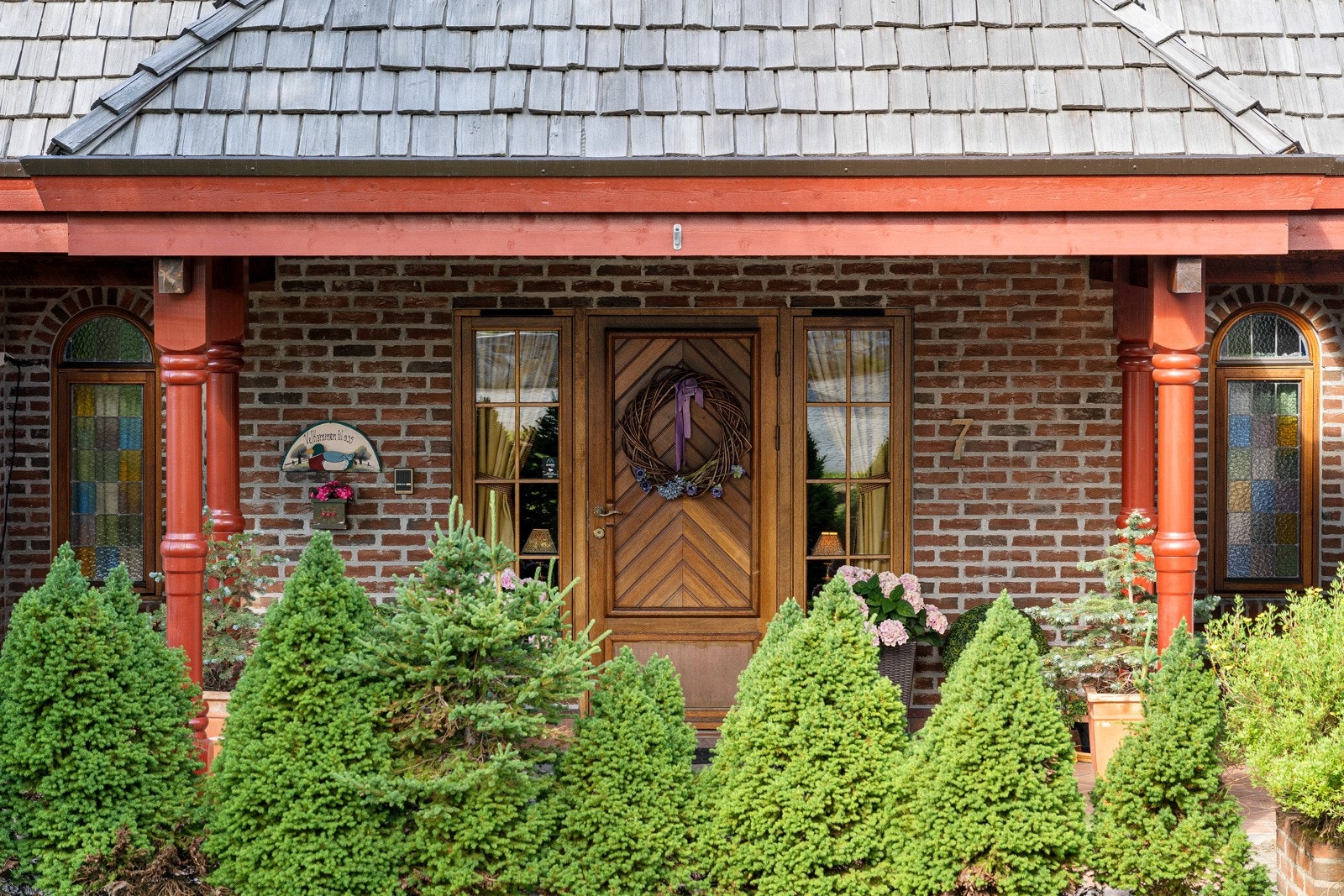 Et herskapelig og opparbeidet inngangsparti tar deg videre inn i boligen. Galleribilde