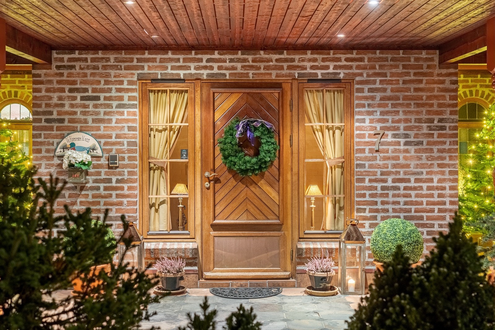 Et herskapelig og opparbeidet inngangsparti tar deg videre inn i boligen. Galleribilde