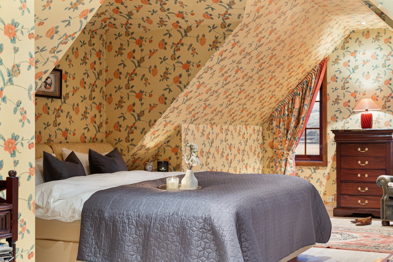 Soverom av god størrelse med plass til stor seng og klesoppbevaring. Galleribilde