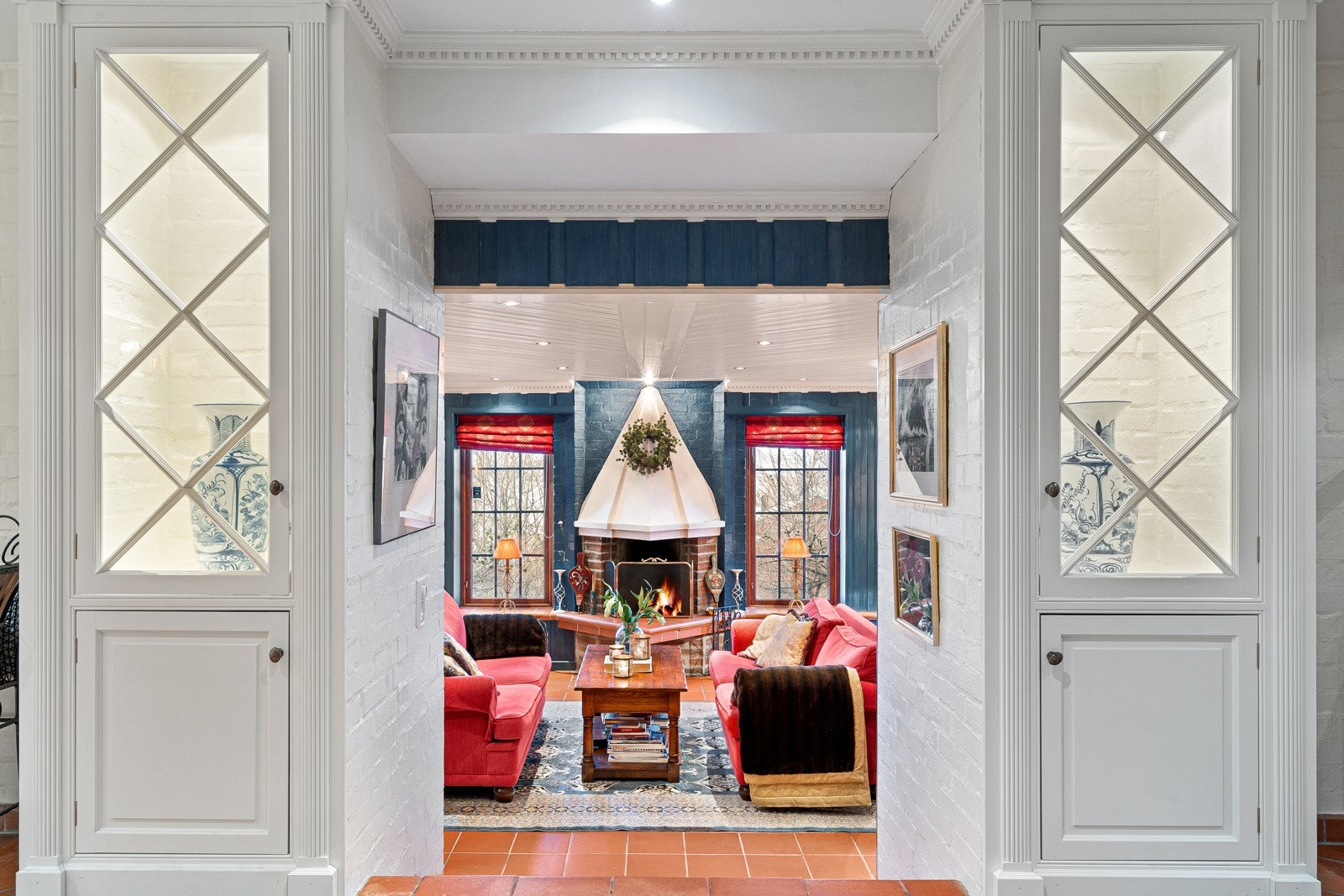 I boligens første etasje ligger peisstuen som også av god størrelse med flere innrednings- og møbleringsmuligheter. Galleribilde