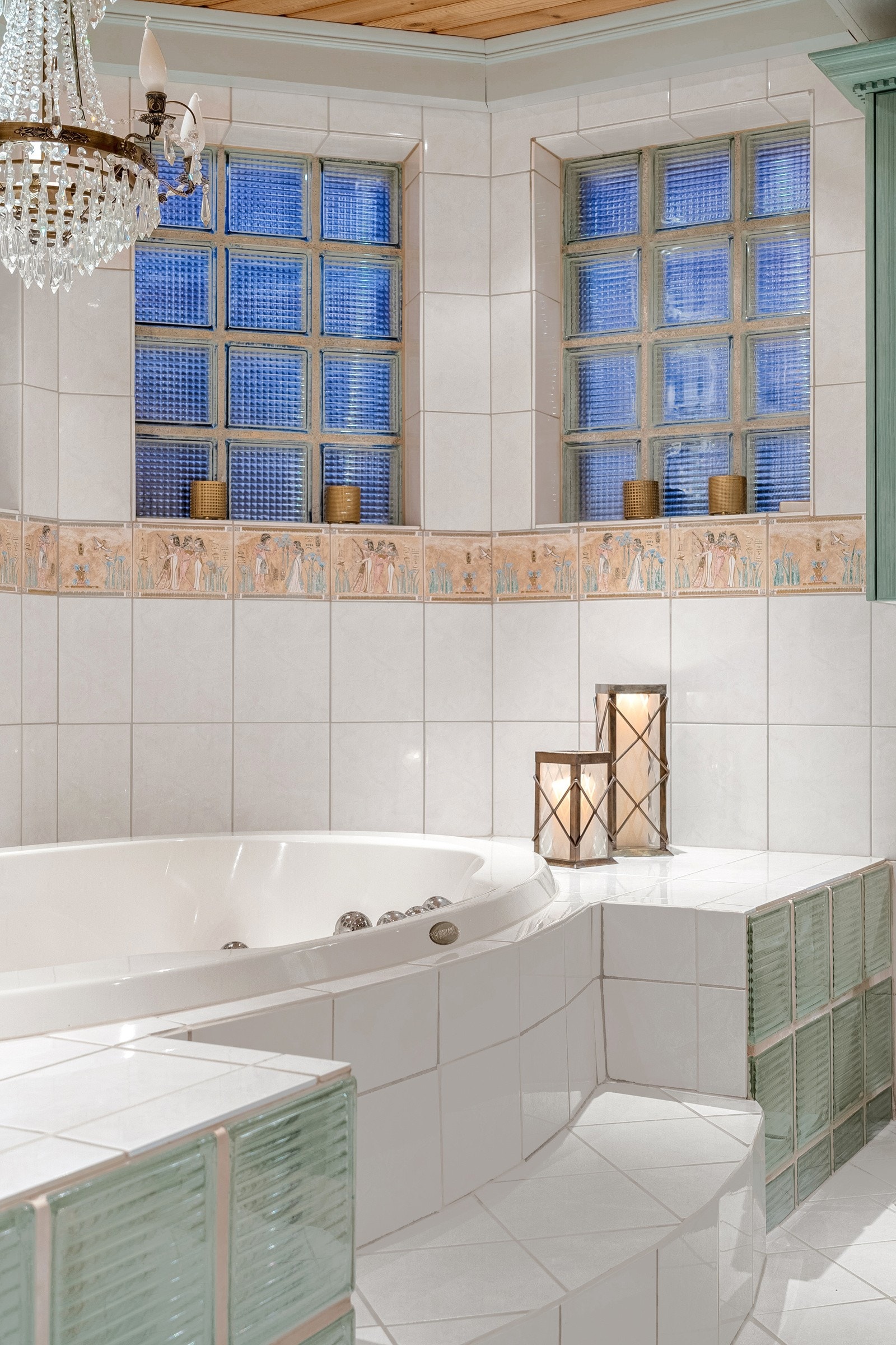 Badet i boligens første etasje er også av god størrelse med stort badekar. Galleribilde