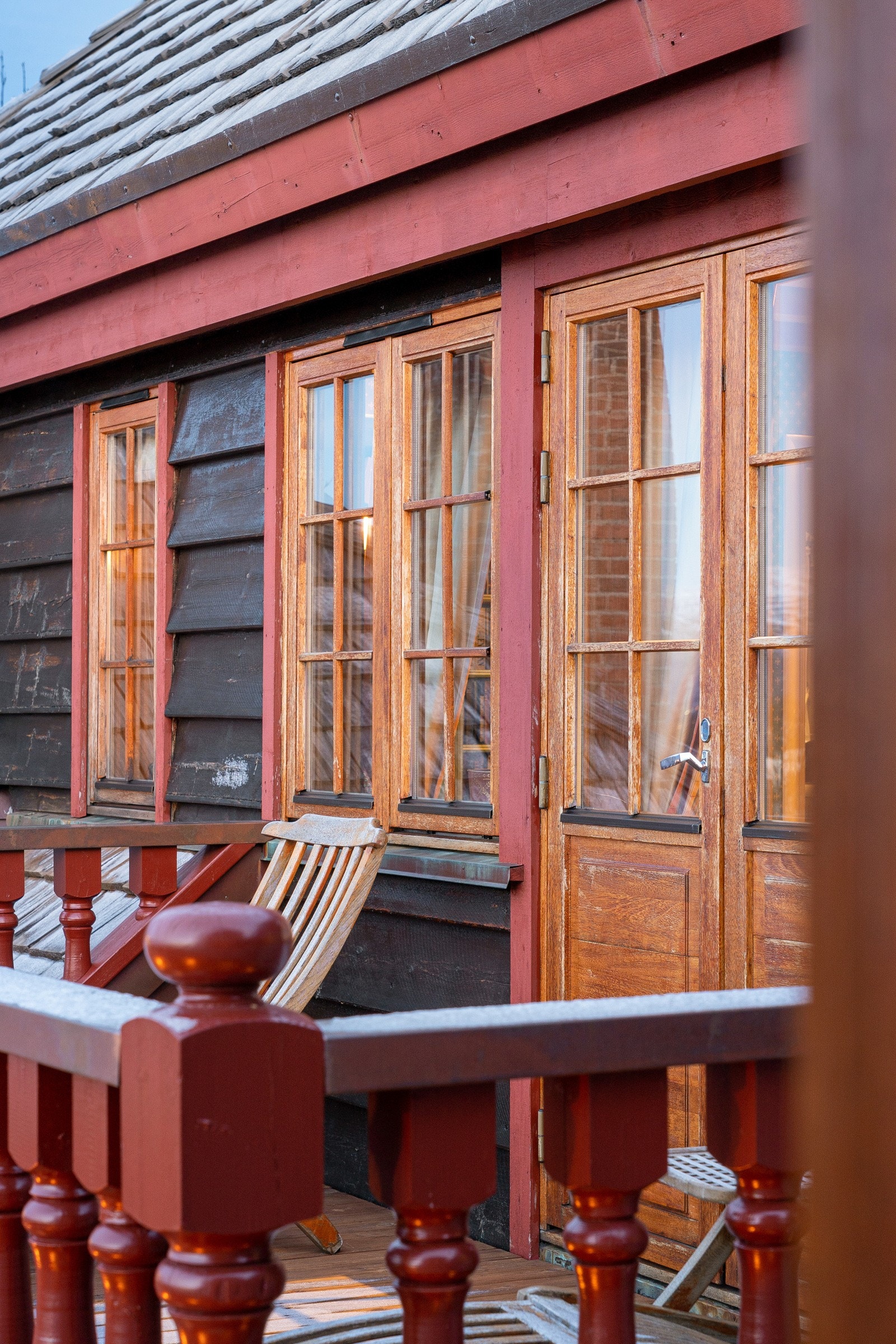 Balkong med utgang fra hall. Galleribilde