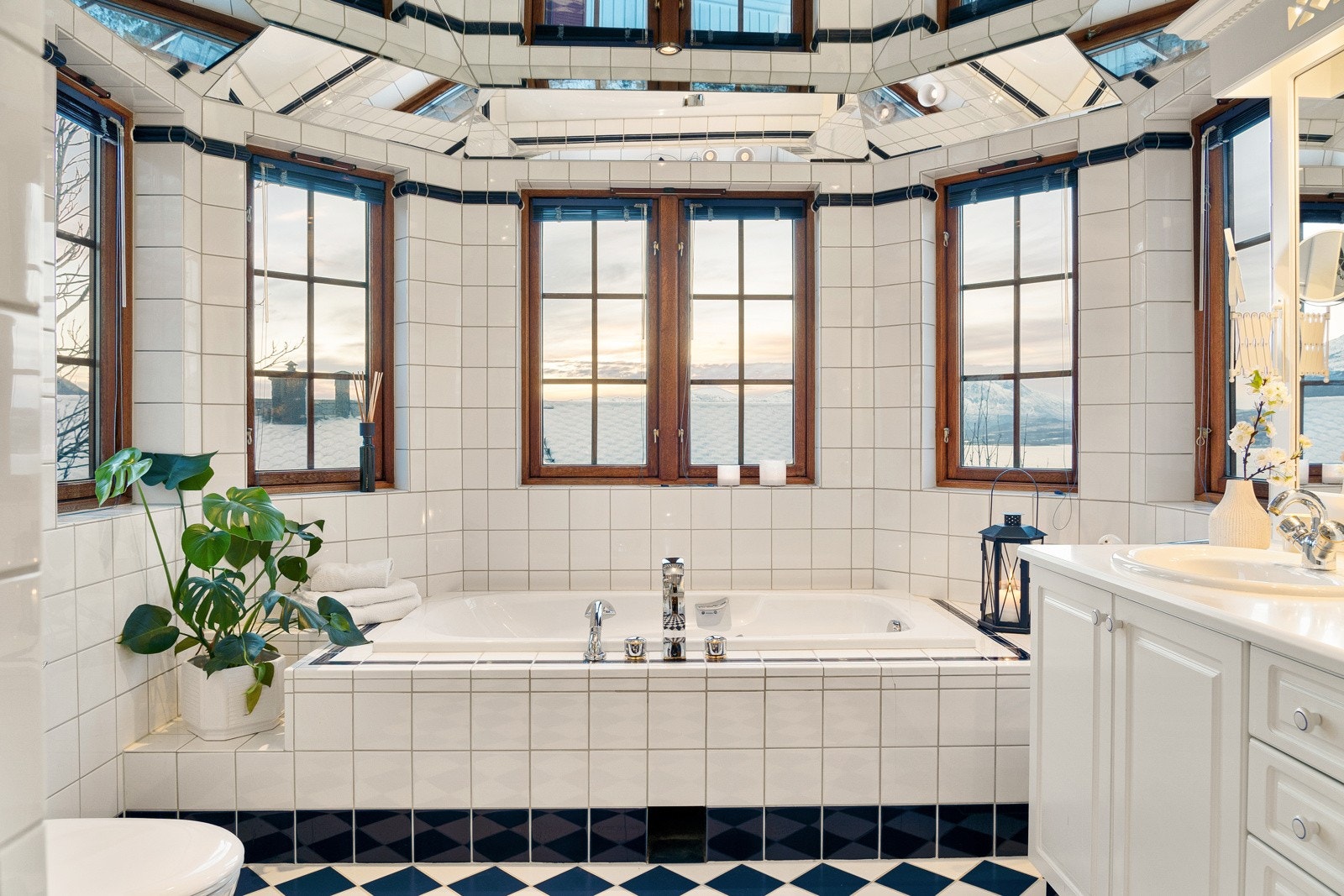 Tilknyttet hovedsoverommet har du direkte tilgang til romslig bad innredet med badekar. Galleribilde