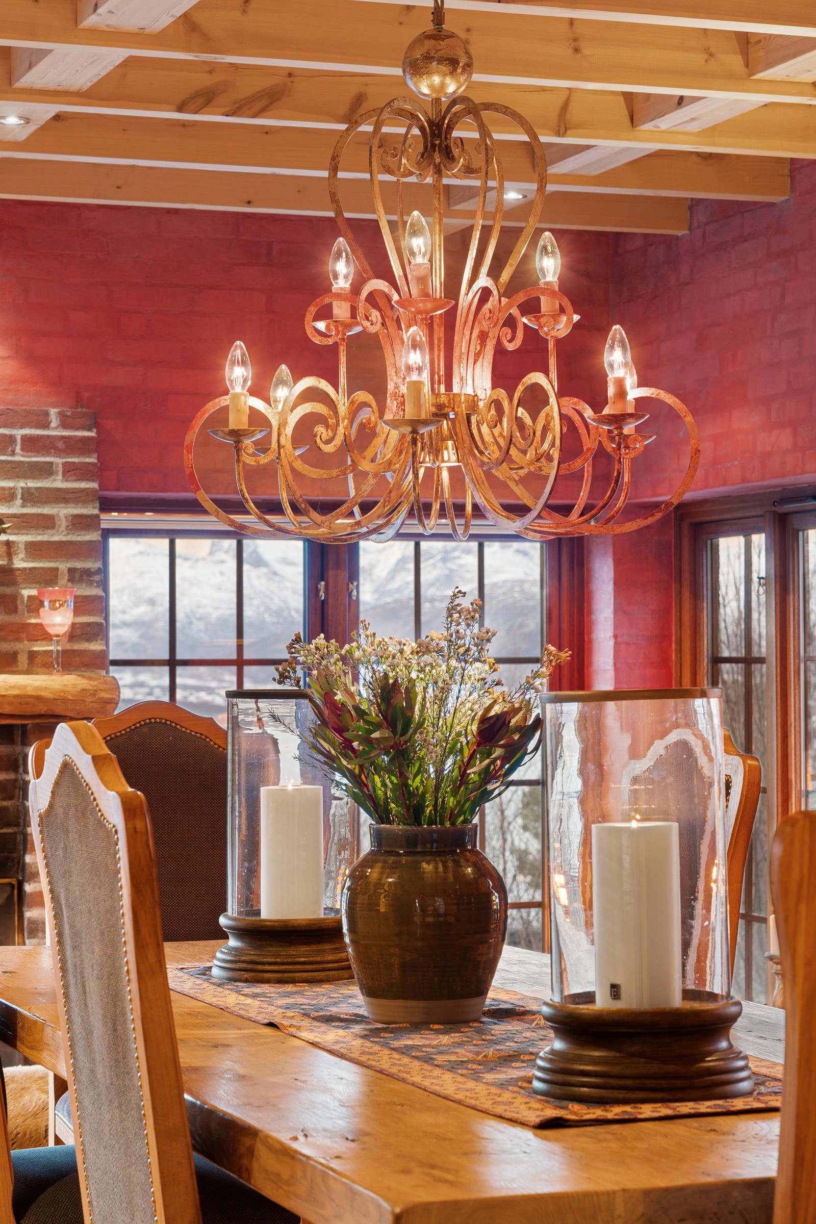 Spisestuen er romslig med god plass til gjester. Her ligger alt til rette for å kunne invitere til selskap! Galleribilde