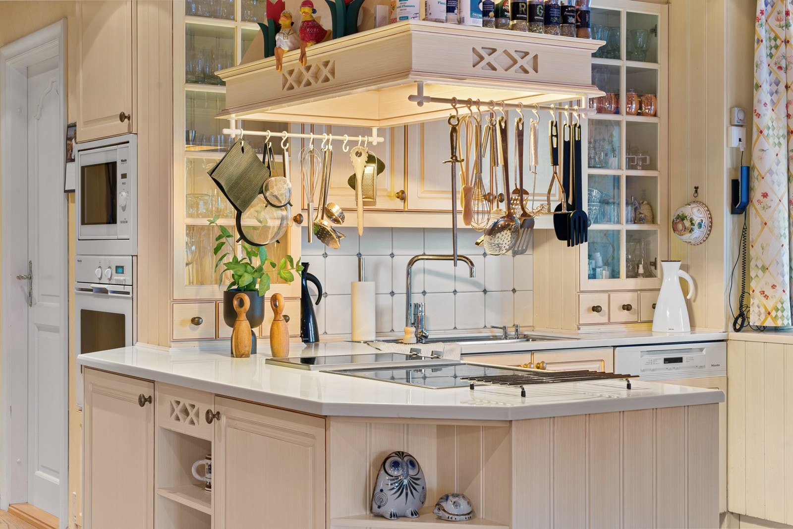 Klassisk kjøkken med profilerte fronter, korean benkeplate, nedfelt induksjonstopp og integrerte hvitevarer. Galleribilde