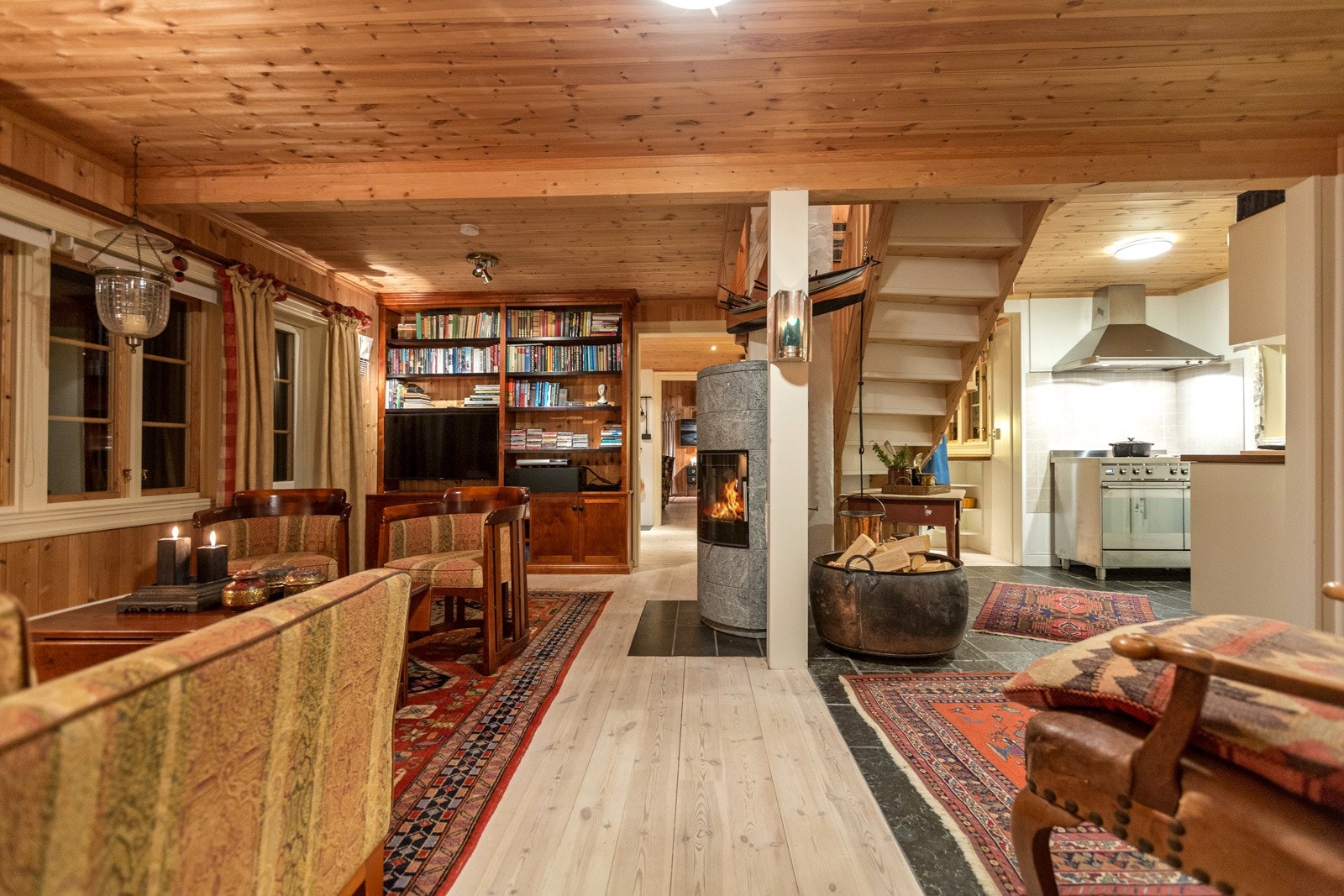 Hytta har også en hyggelig tv-stue med nyere klebersteinspeis Galleribilde