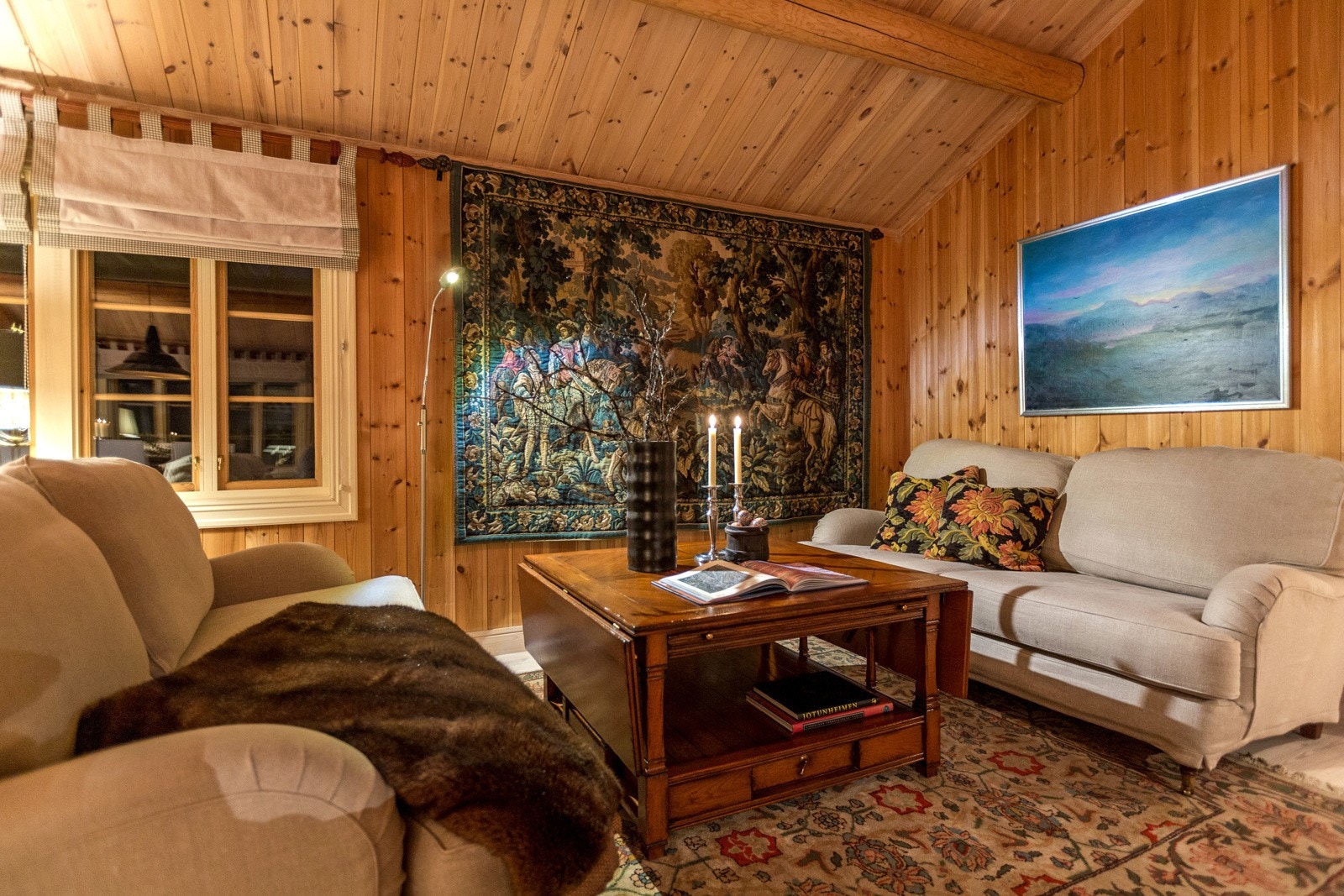 Stuen er romslig og har god plass til både sofamøblement og spisebord Galleribilde