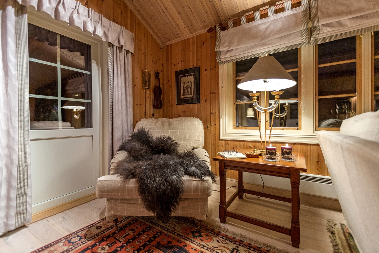 Fra stuen er det utgang til en stor og usjenert uteplass med fantastisk utsikt Galleribilde