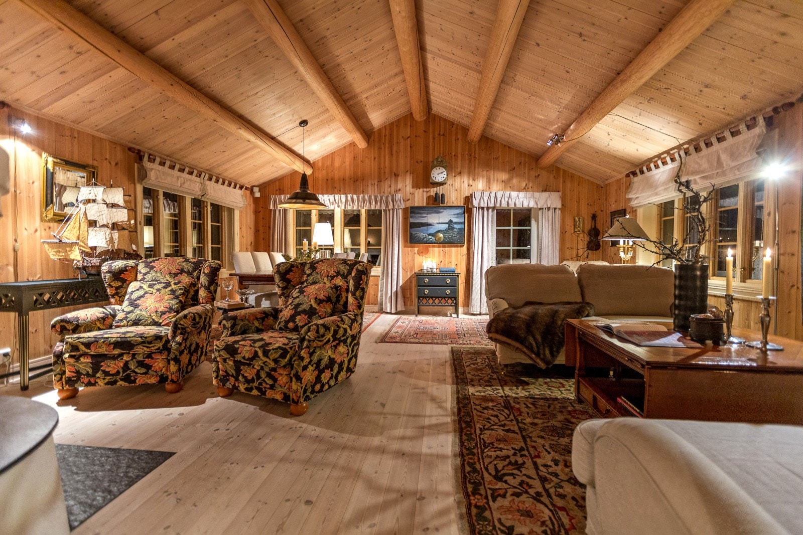 Stor og flott stue med generøs takhøyde og synlige takåser. Store vindusflater med flott utsikt mot omkringliggende områder Galleribilde