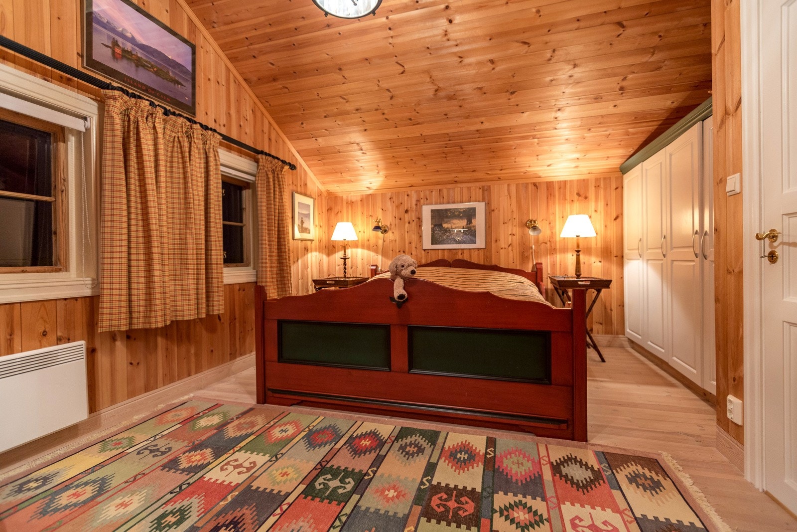 Alle soverom har senger og innredninger fra lokal møbelsnekker Galleribilde