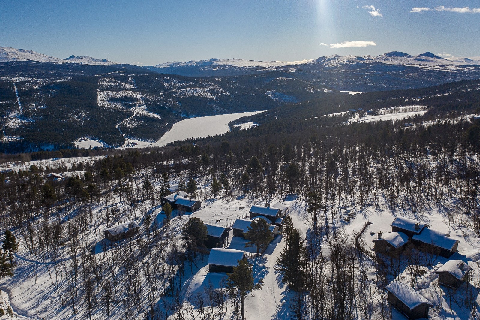 Eiendommen ligger usjenert til i naturskjønne omgivelser på ca. 950 m.o.h. i Skåbu. Området er skrånende med flotte solforhold og fantastisk utsikt over omkringliggende landskap Galleribilde