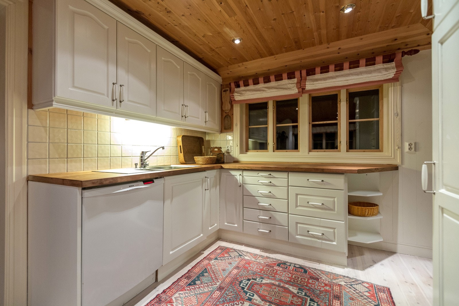 Kjøkkenbenk og overskap i heltre som er produsert av lokalt snekkerverksted i Skåbu Galleribilde