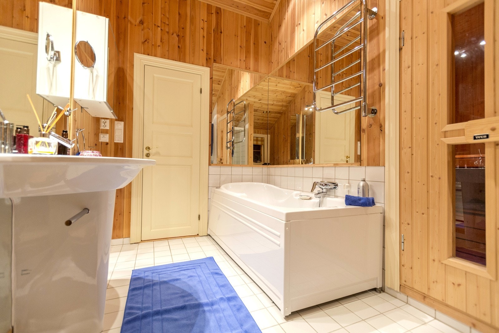 Hovedbadet finner man i 1. etasje med inngang til en hyggelig badstue. Badet er videre innredet med badekar, flislagt dusjhjørne, wc og servant. Galleribilde