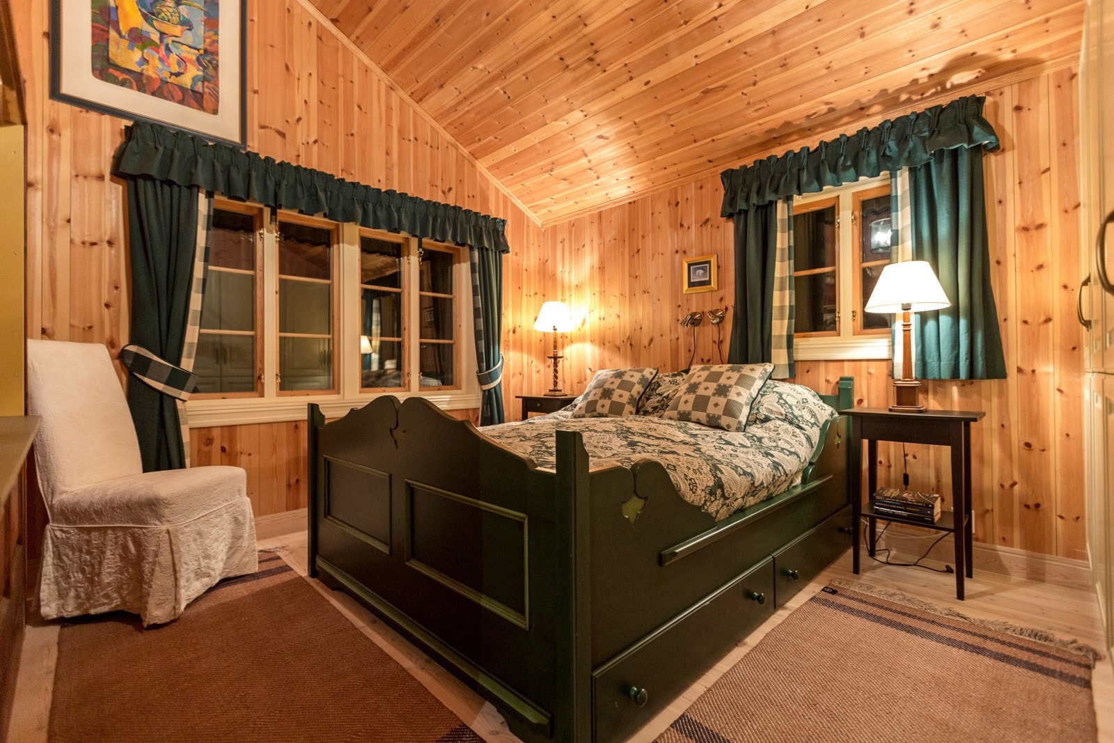 Hytta innehar fem lyse og gode soverom, alle med god takhøyde. Tre av disse ligger i hyttas hovedetasje, mens de to øvrige ligger i andre etasje. Galleribilde