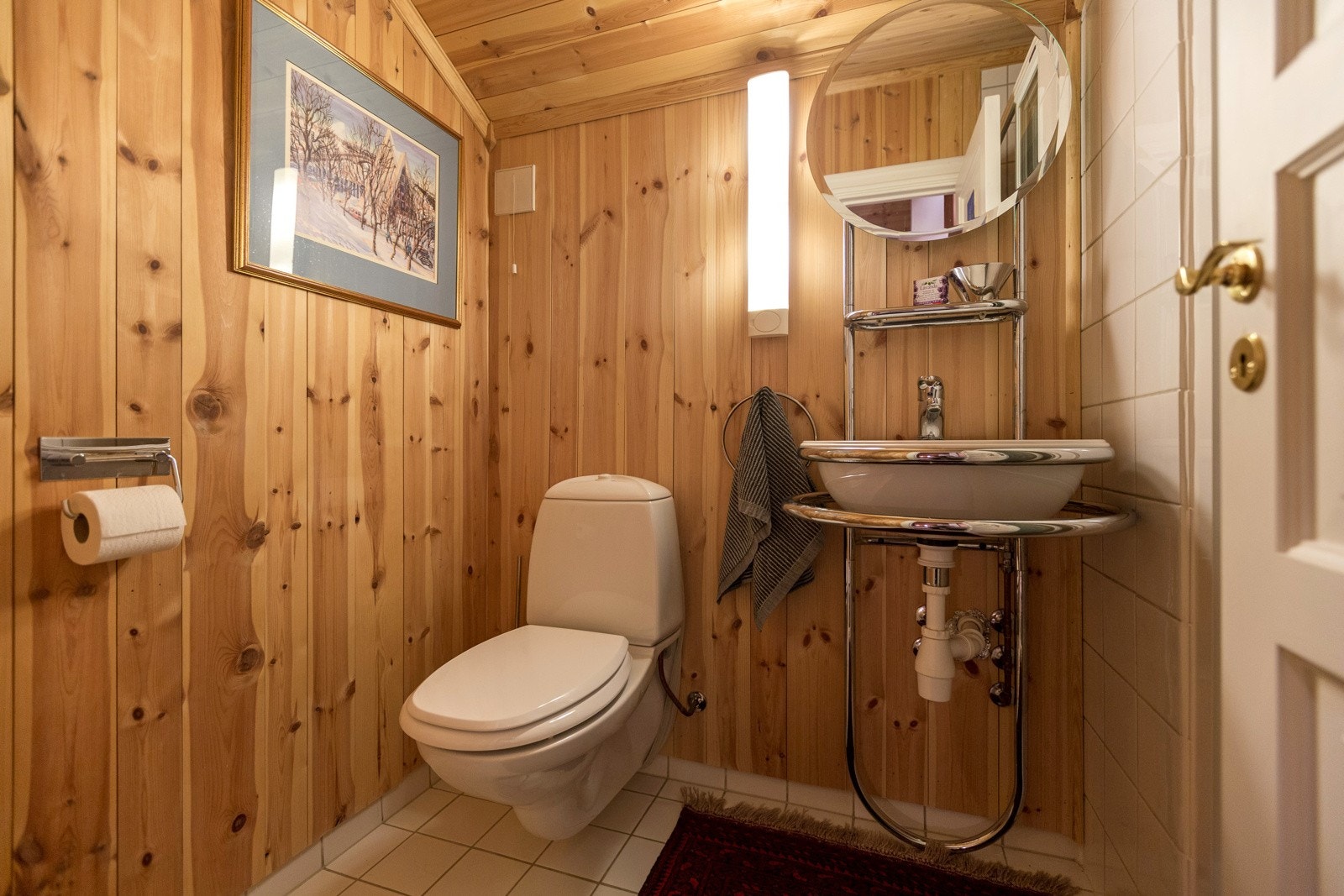 Det andre badet har også flislagt dusjhjørne, samt wc og servant. Galleribilde