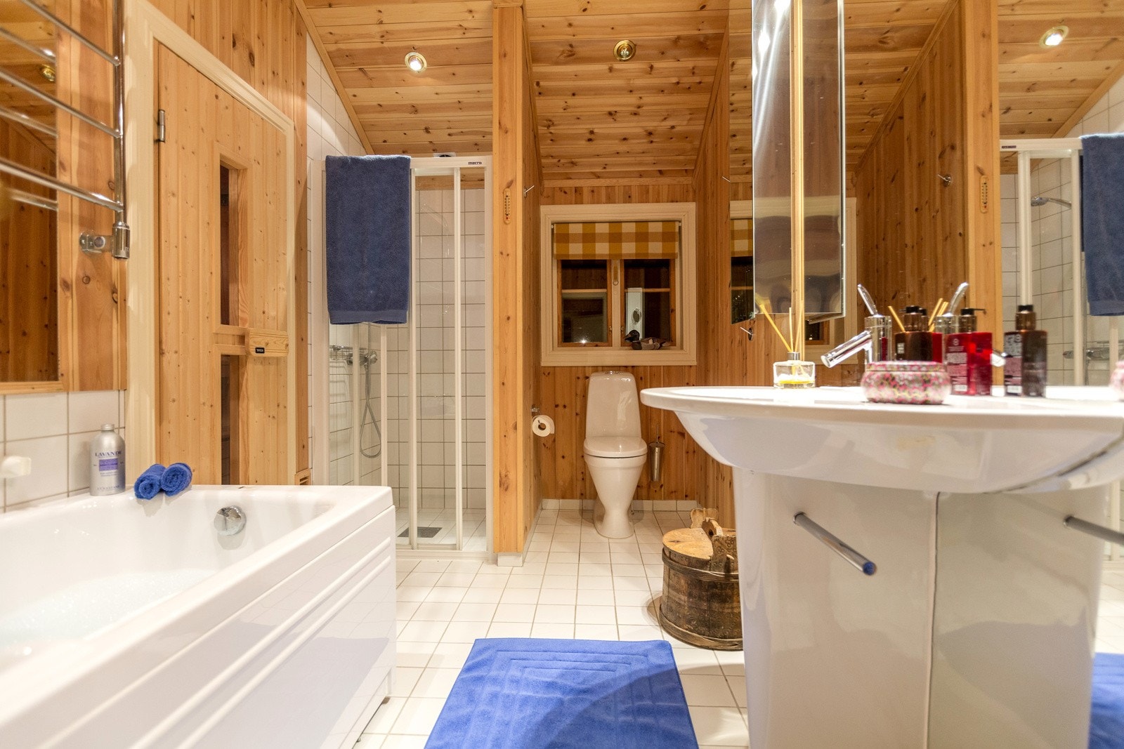 Hytta innehar to lyse og tiltalende bad, i tillegg til et eget vaskerom og et separat wc-rom. Galleribilde