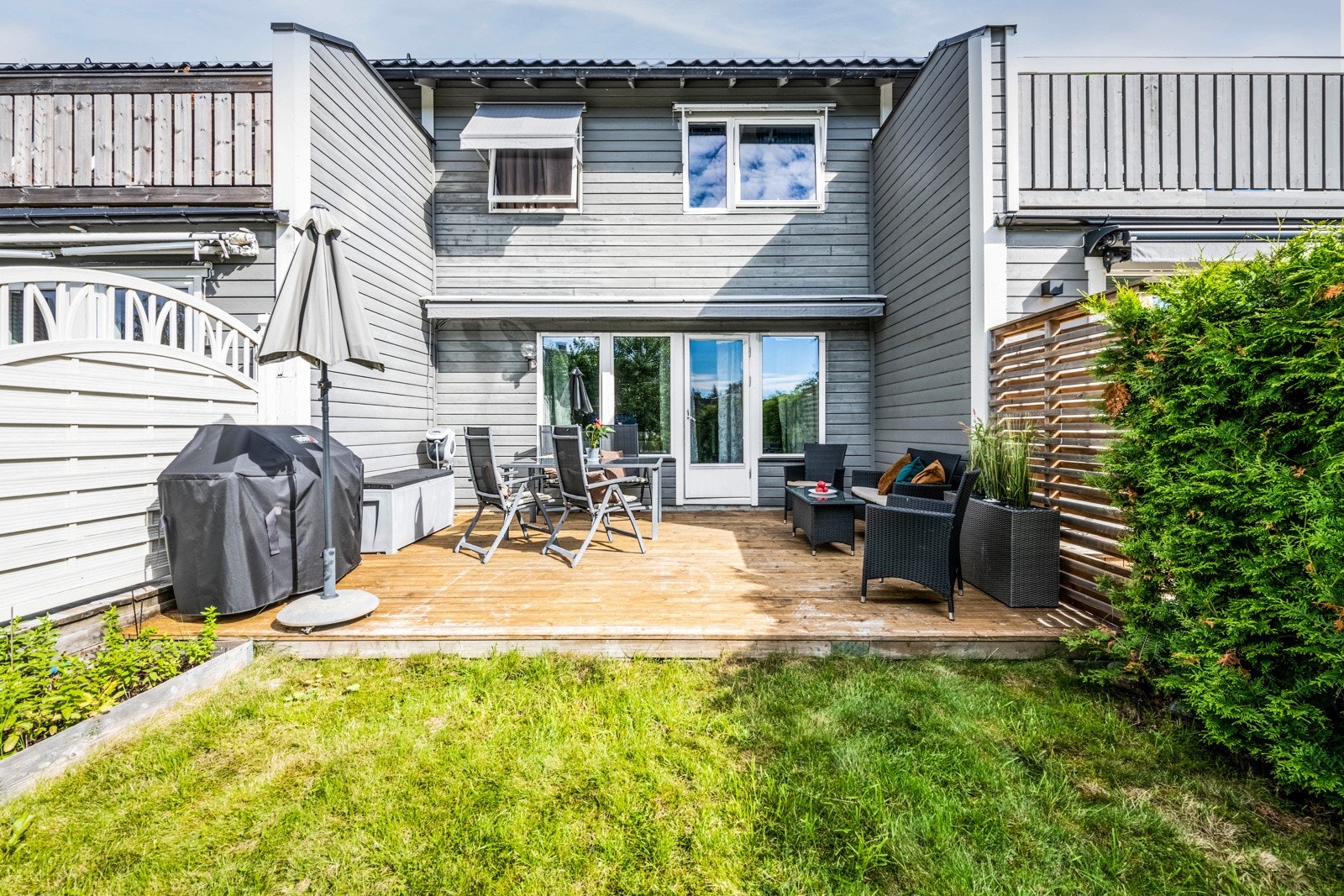 Terrasse og hage med ettermiddags- og kveldssol. Galleribilde