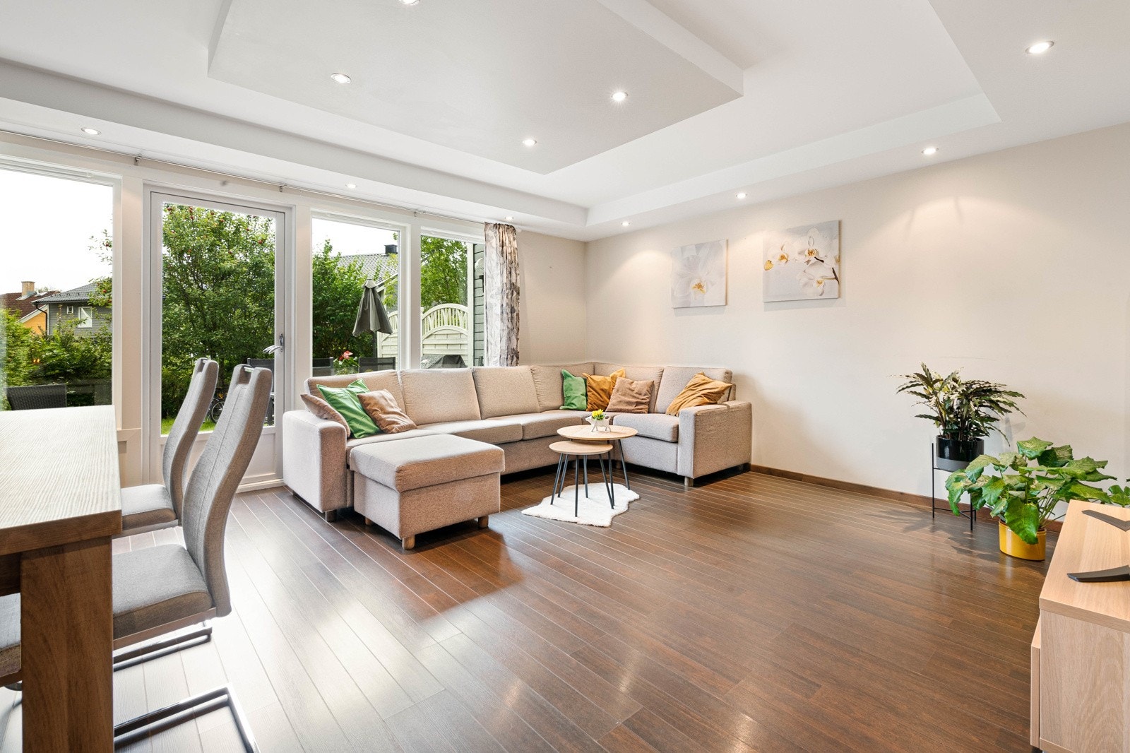 Romslig stue med downlights og utgang til hagen. Store vindusflater gir mye lys og god romfølelse. Galleribilde