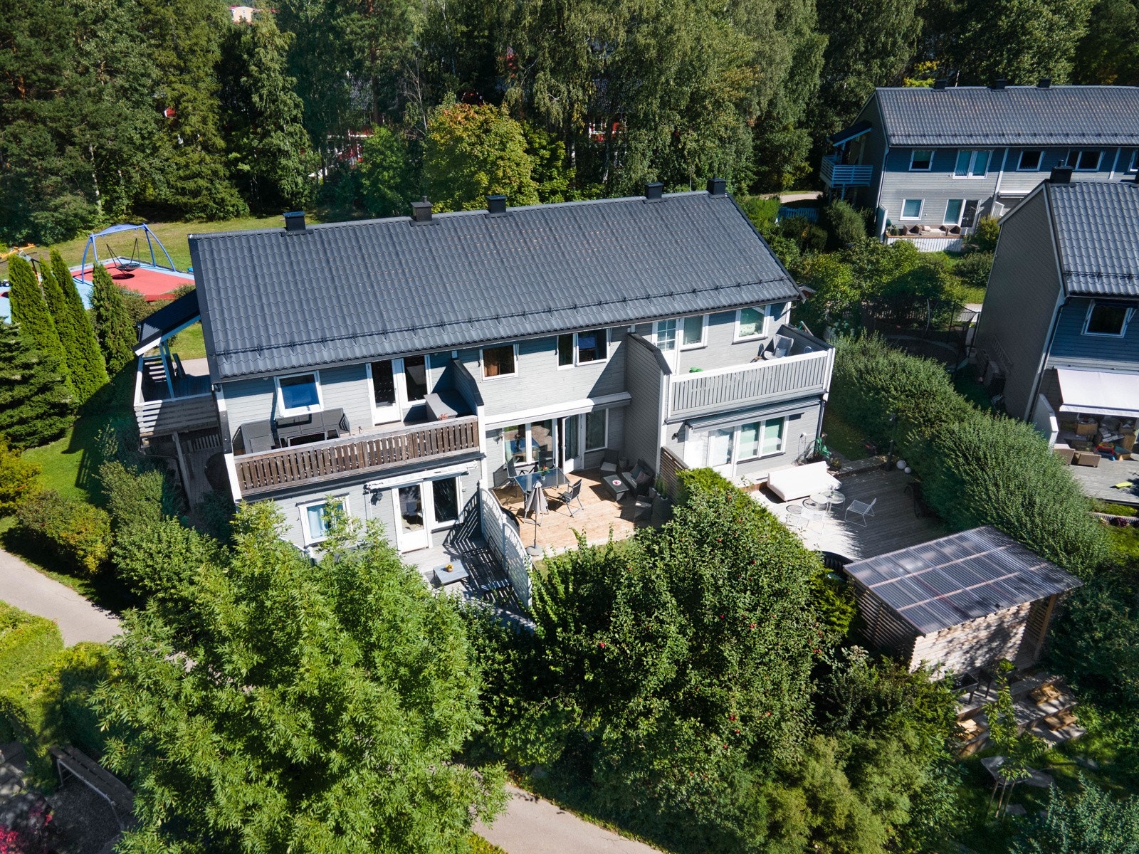 Idyllisk beliggenhet rett ved friareal, liten lekeplass, marka med parkeringe utenfor borettslaget. Et perfekt sted for barn å vokse opp. Galleribilde