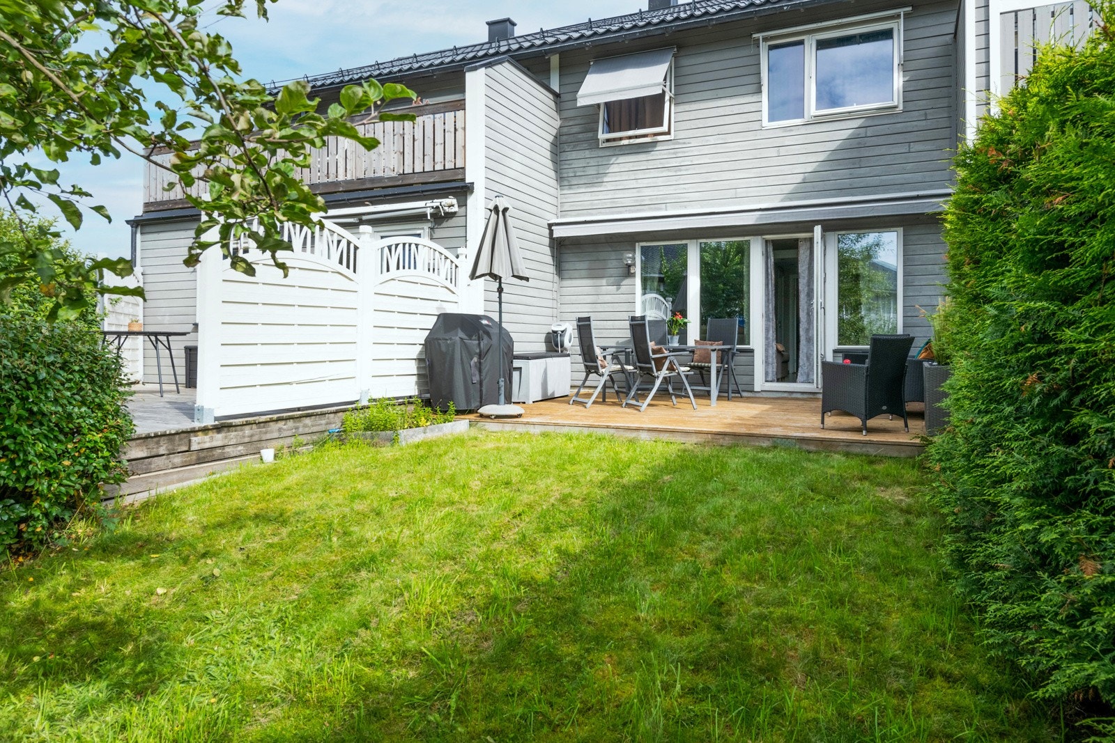 Velkommen til Rugdeberget 86. Et tiltalende rekkehus med skjermet hage. Bilfri adkomstvei og trygge lekeområder for barna rett utenfor døren. Galleribilde