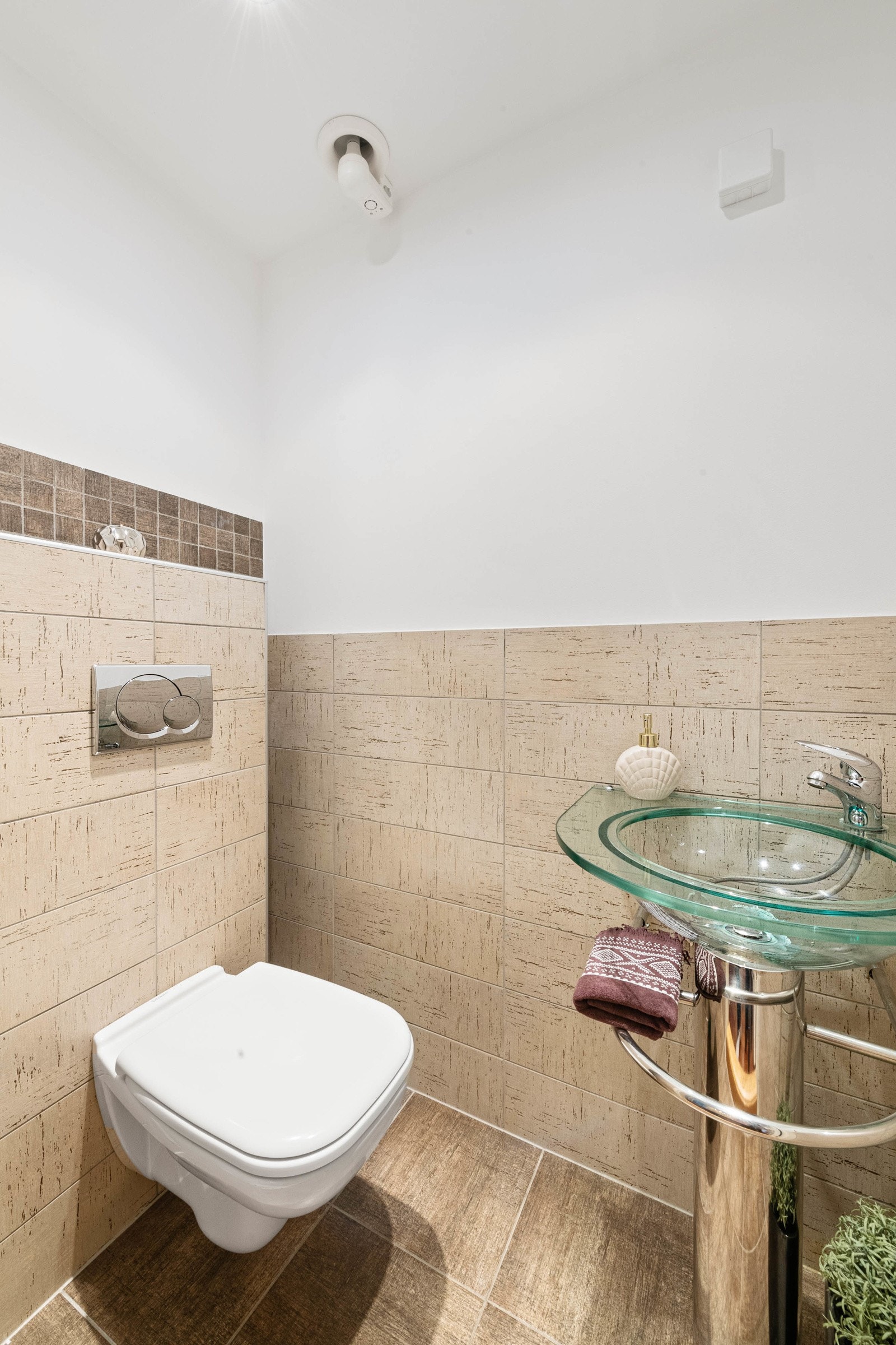 Separat WC med glasservant og elektrisk takvifte. Galleribilde