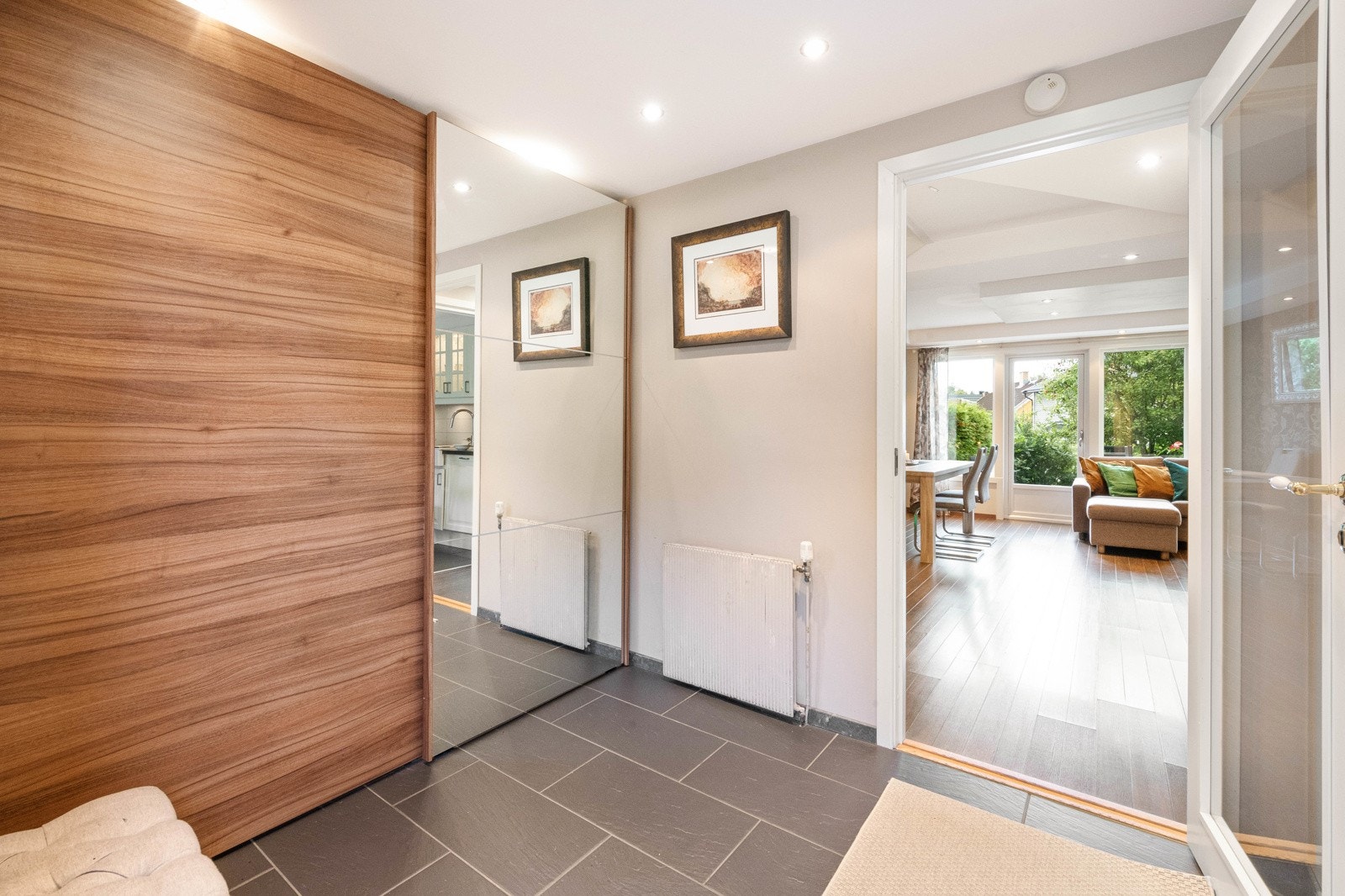 Entreen har stor skyvedørsgarderobe, downlights, flislagt gulv, fjernvarme mm. Galleribilde