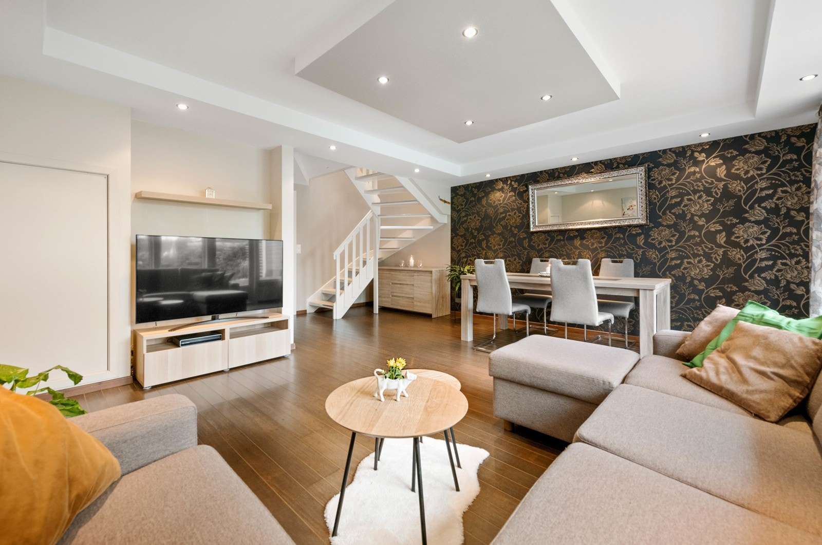 Dimbare downlights i taket med 3 ulike soner, gjør at man kan få koselig stemningsbelysing i den mørke årstid. Galleribilde