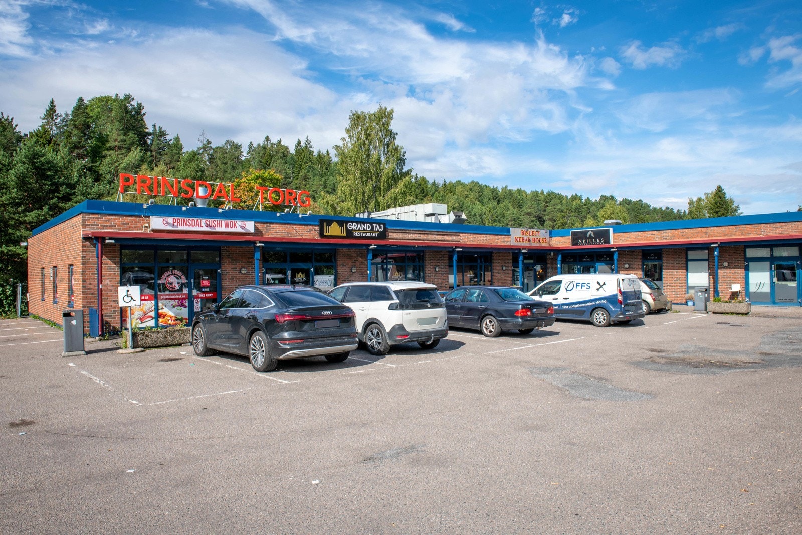 Prinsdal torg. Her er også Kiwi og Coop Extra og apotek rett bortenfor. Galleribilde