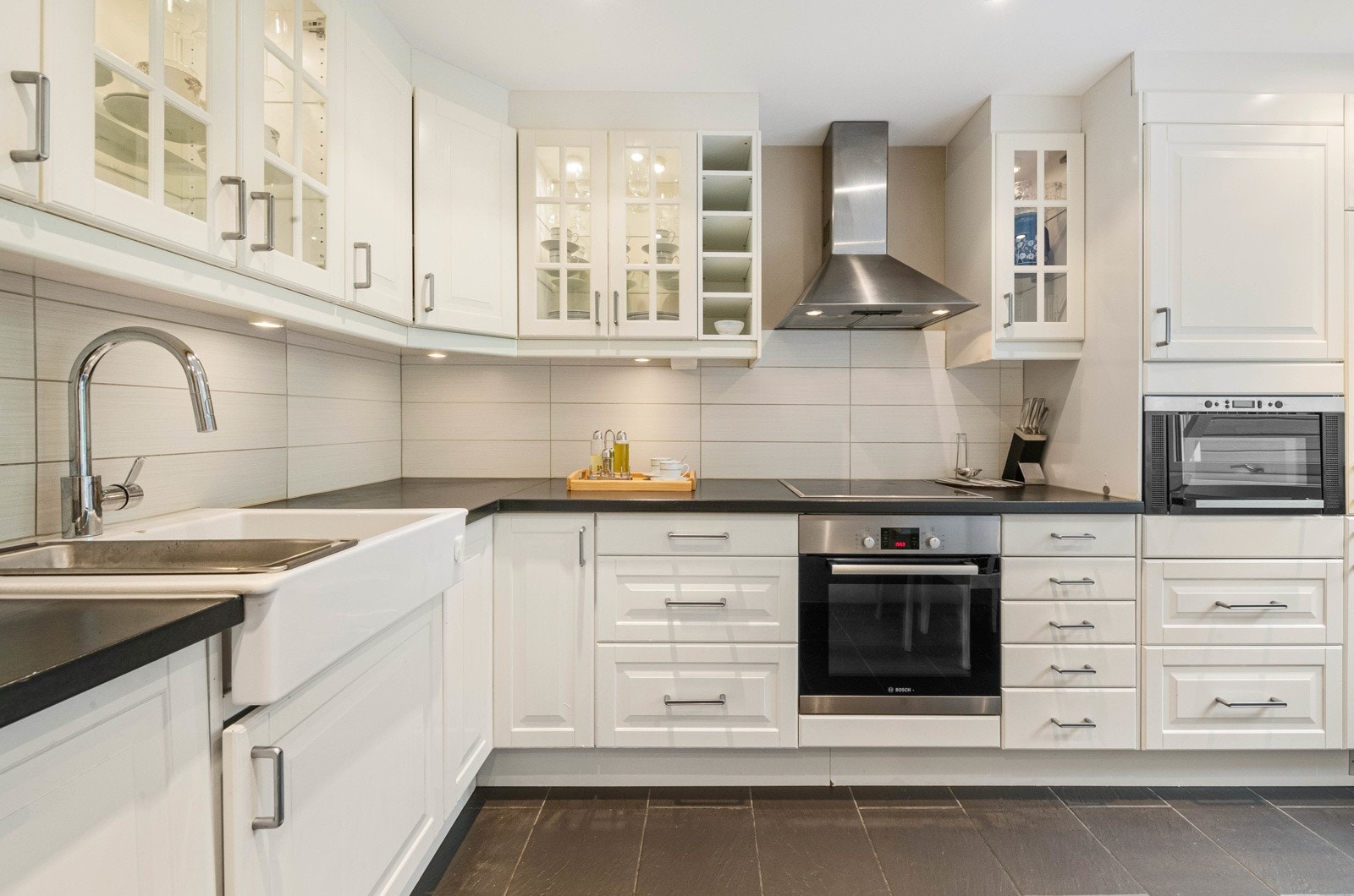 Takhøye overskap gir ekstra god oppbevaringsplass. Galleribilde