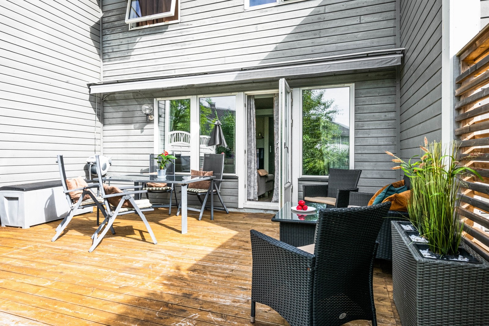 Terrassen er ca. 20 kvm. og har stor markise. Galleribilde