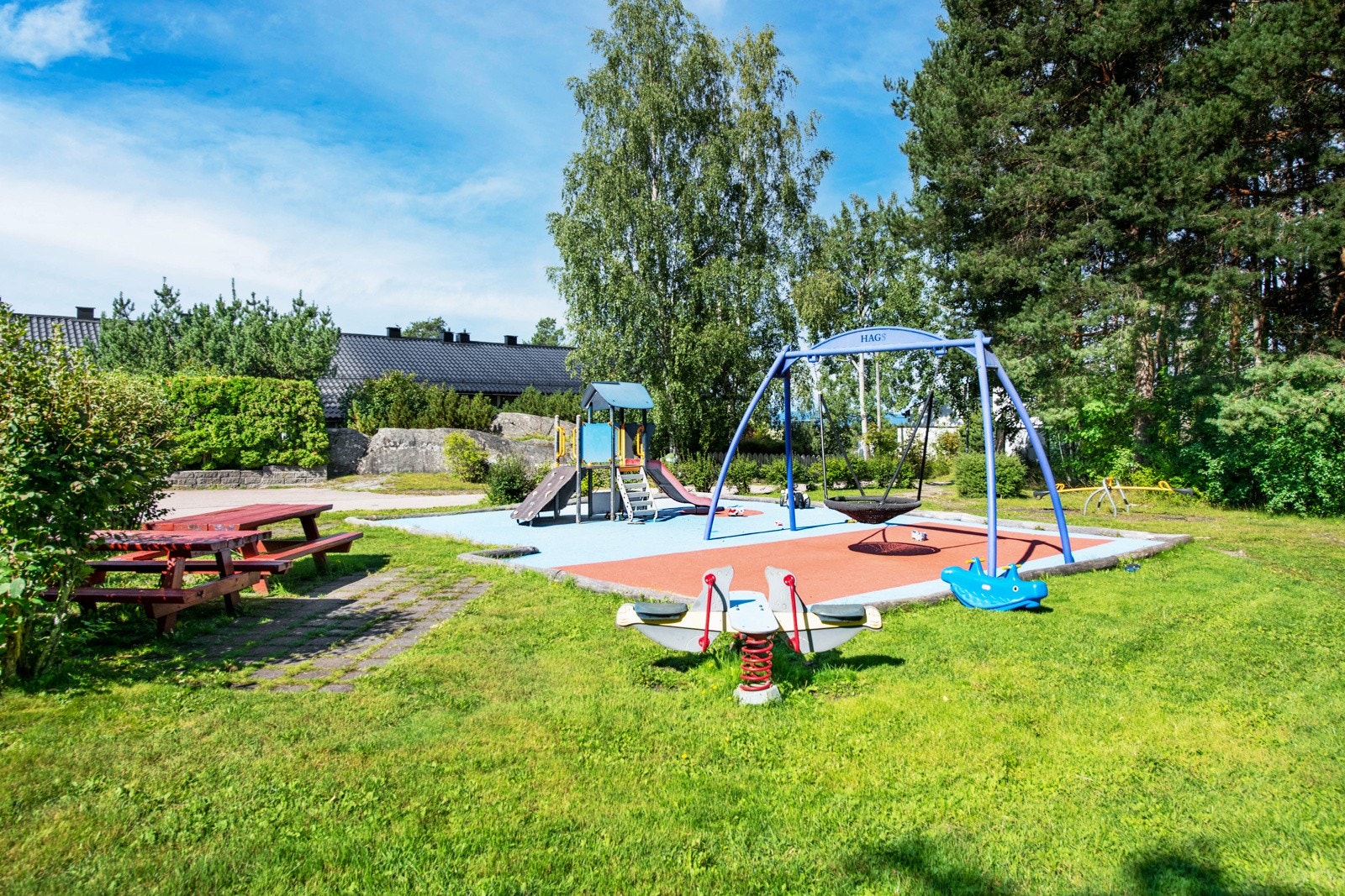 Kort vei til liten lekeplass for de minste. Galleribilde