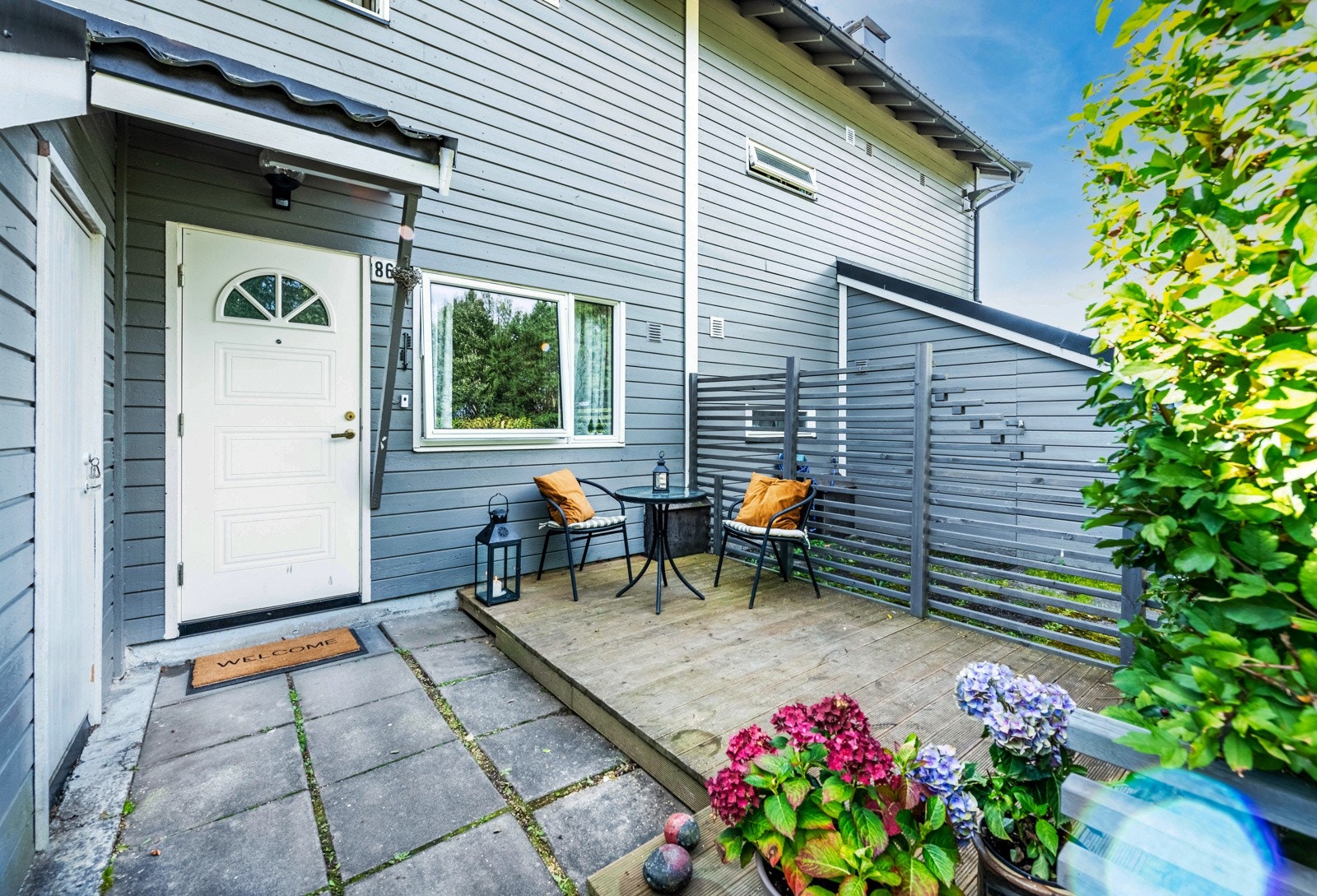 Inngangsparti med morgen- og formiddagssol. Overbygd inngangsdør. Utebod ca. 5 kvm. Terrassen er ca. 8 kvm. Galleribilde