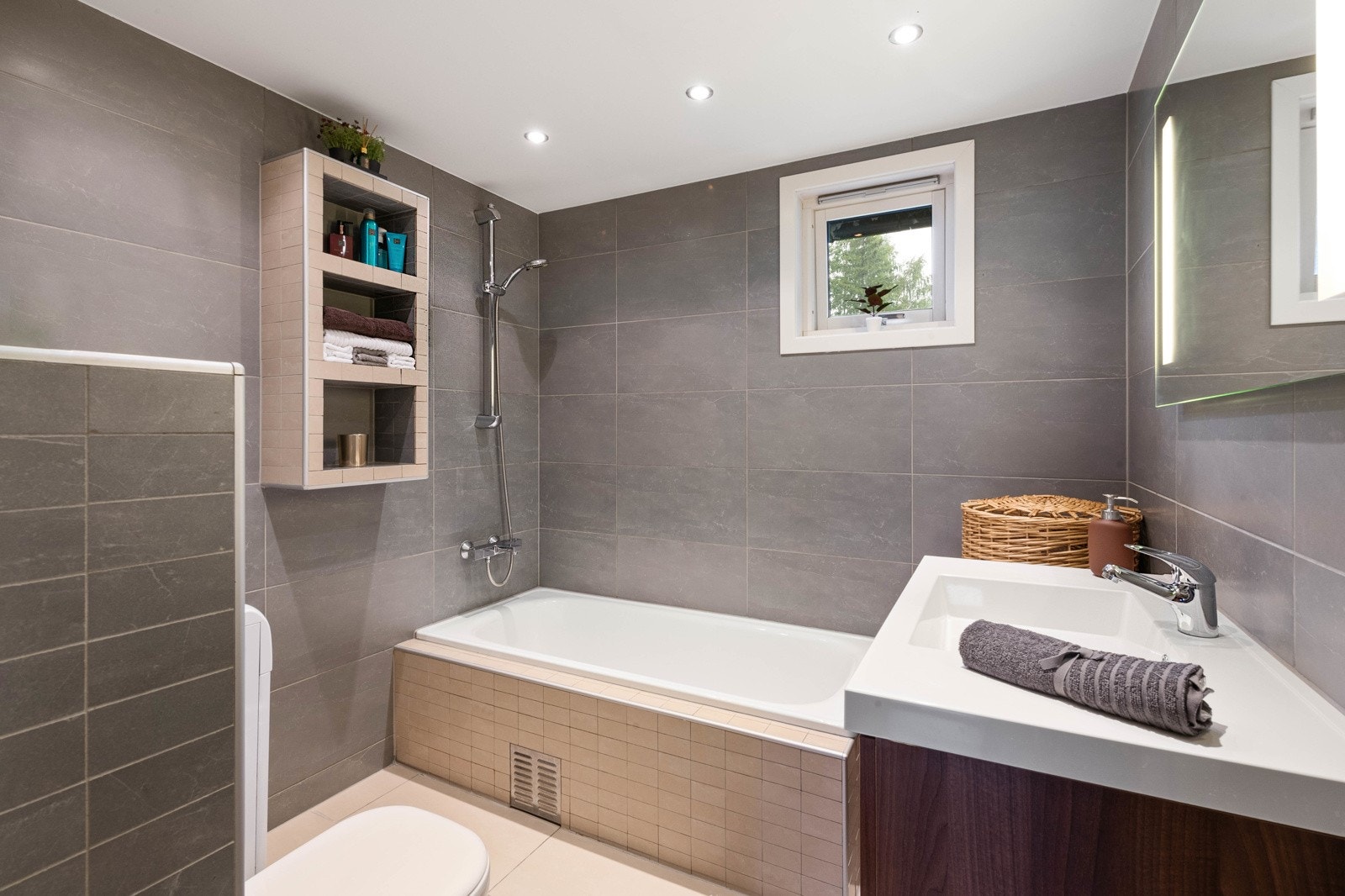 Pent flislagt bad/vaskerom med gulvvarme og downlights. Veggspeil med LED sidelys. Galleribilde