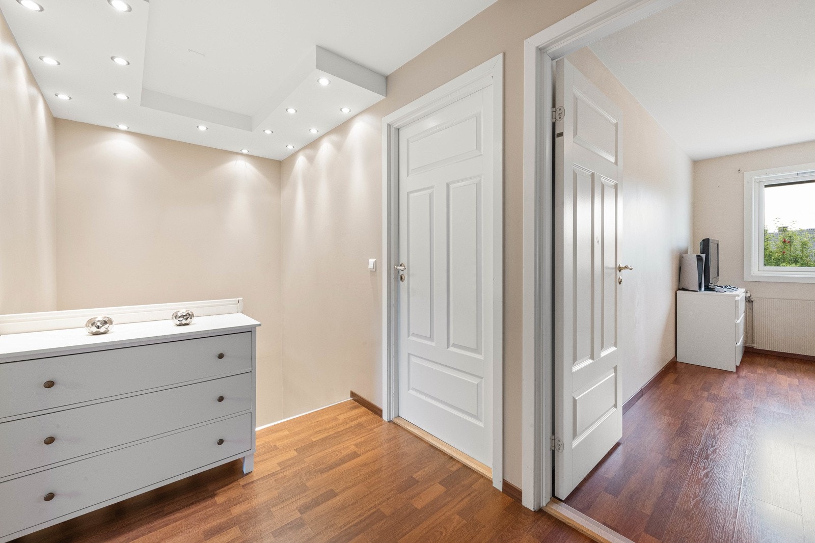 Trappegang i 2. etasje. Downlights og loftsluke med adkomst til stort lagringsloft. Galleribilde